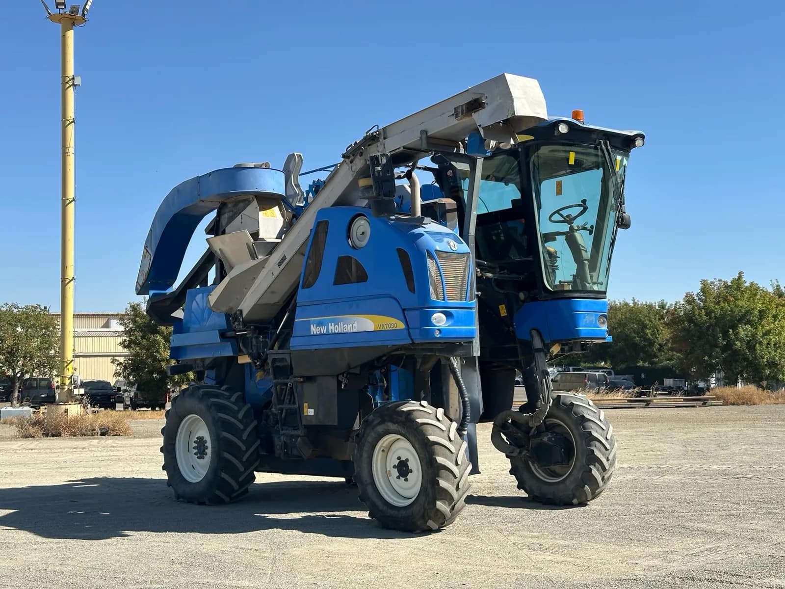 2010 New Holland VX7090 Grape Harvesting Machine, photo 7 of 78