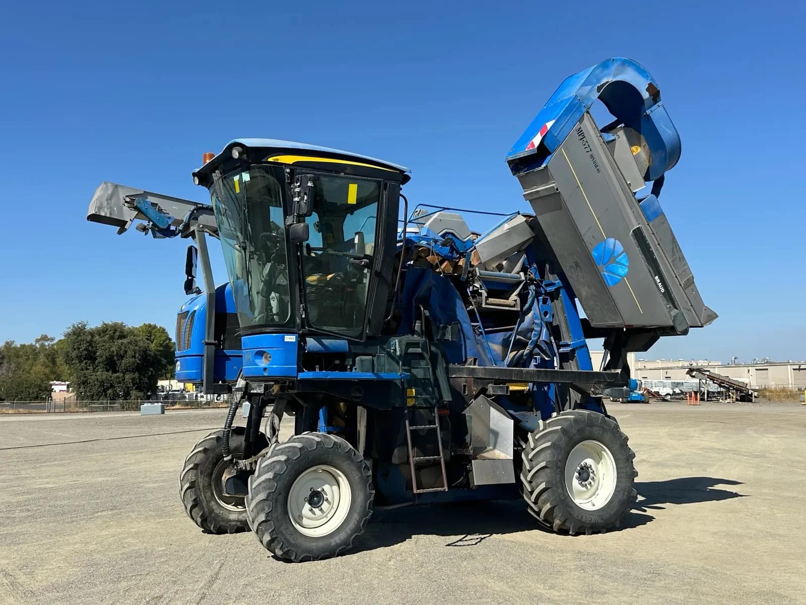 2010-new-holland-vx7090-grape-harvesting-machine-muq96c7d