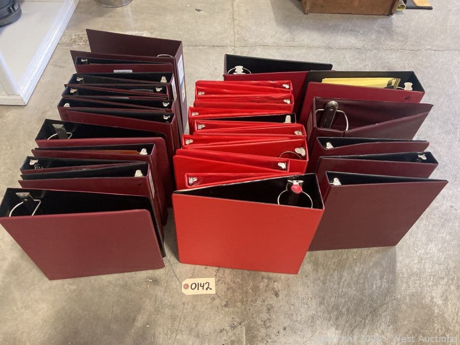 32-lot-of-32-red-ring-binders-560193