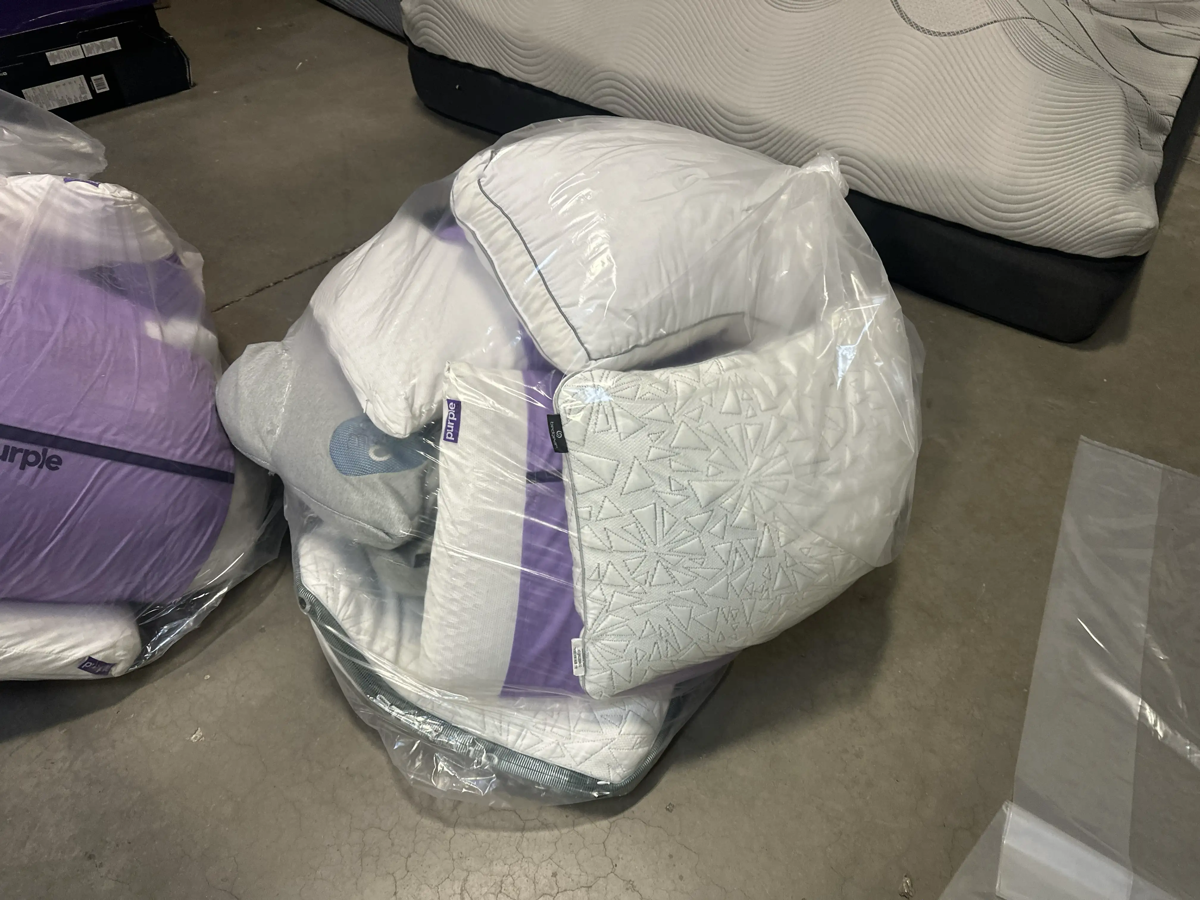 bag-of-assorted-pillows-mk5ru666