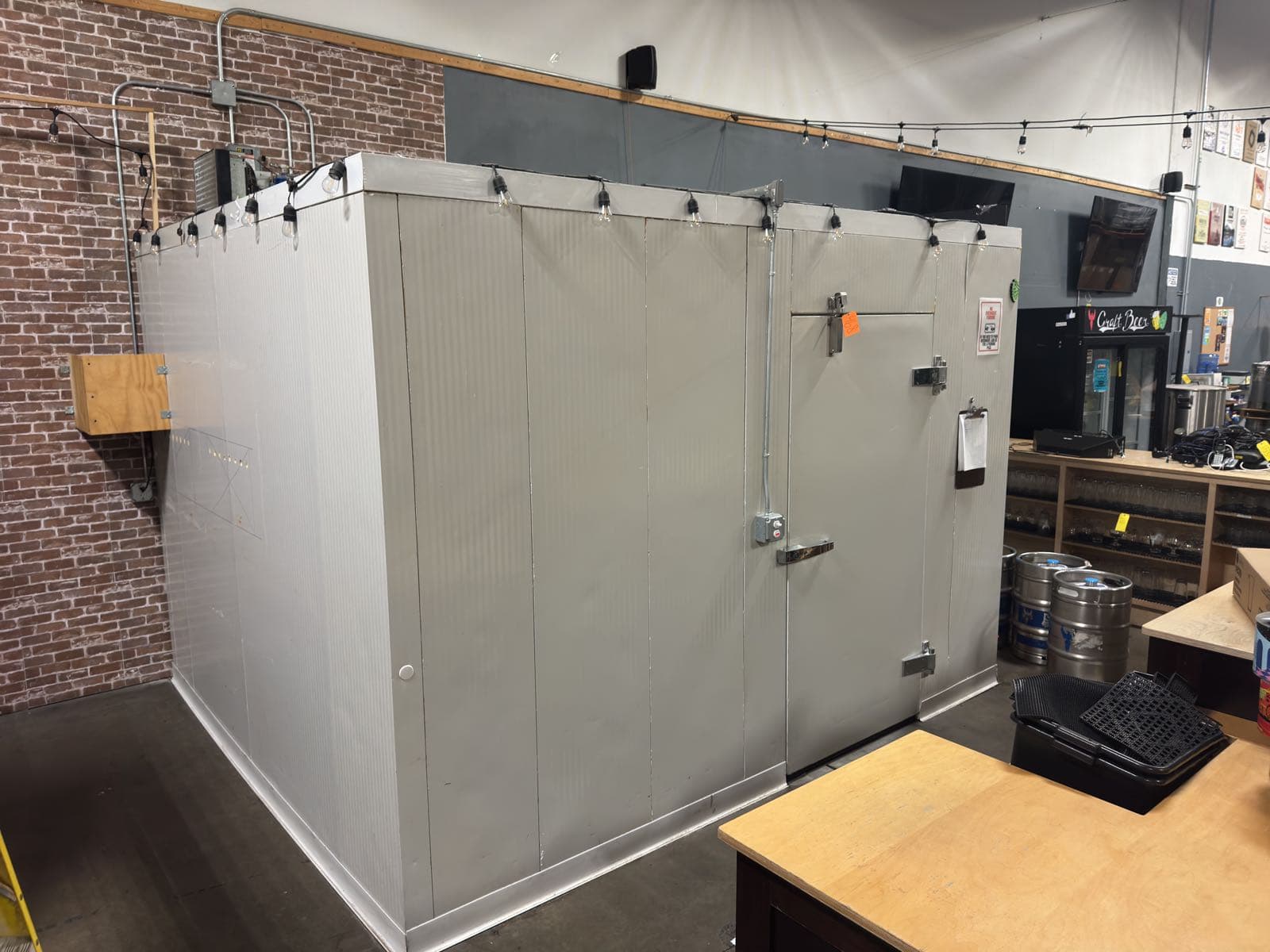 walk-in-refrigerator-with-tap-system-e277f0