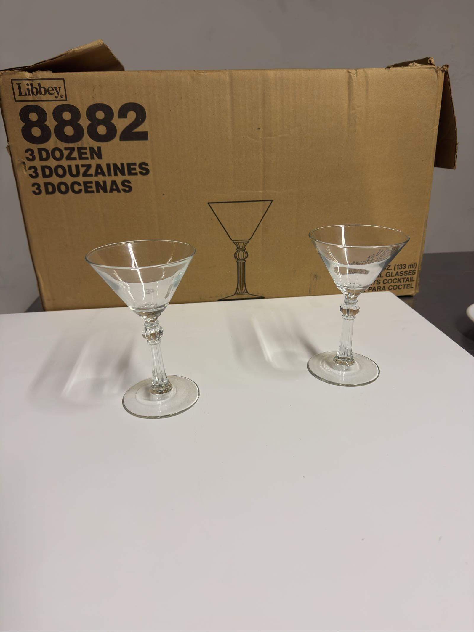 31-cocktail-glasses-100-white-plates-mkpq1900