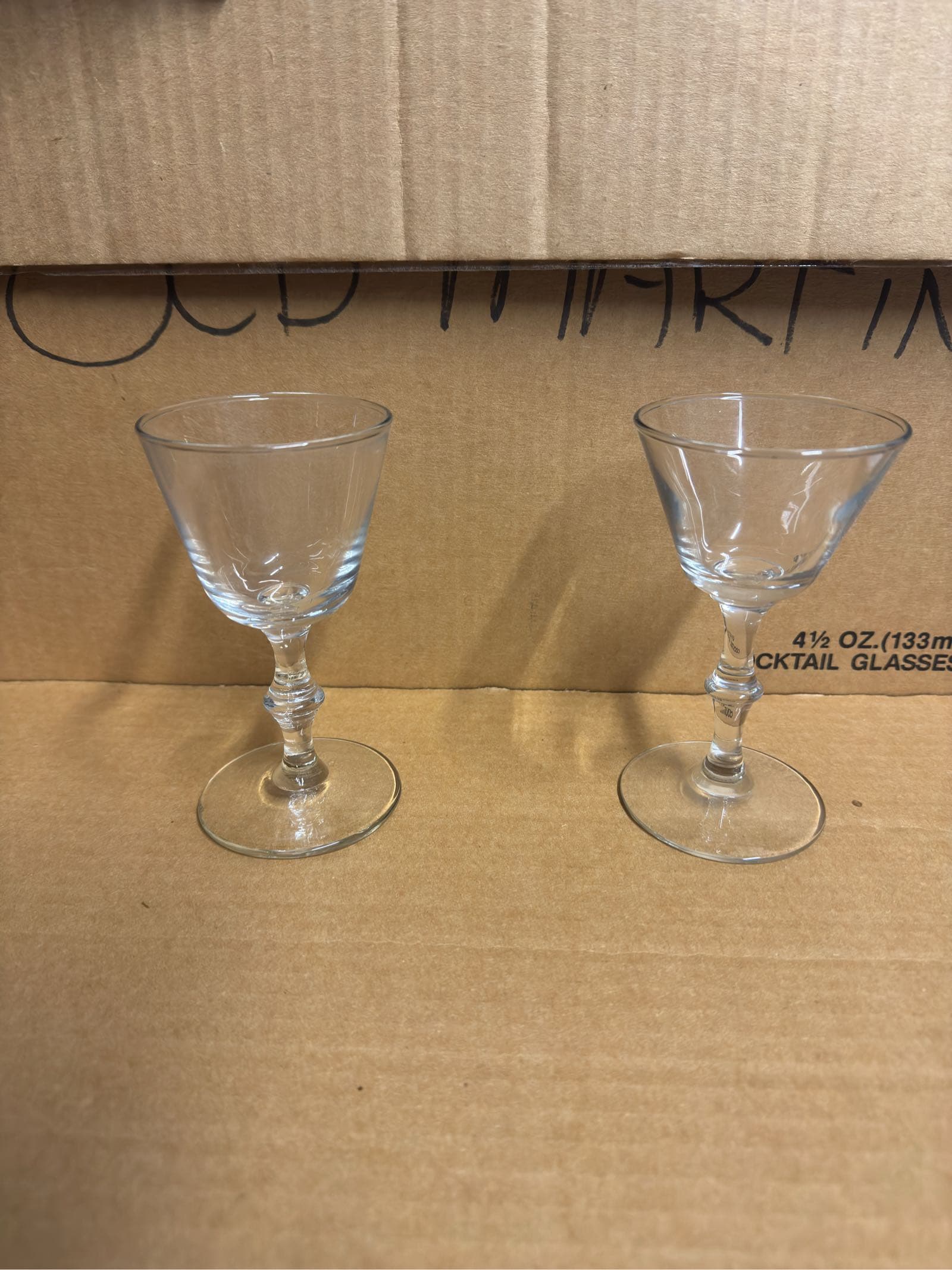 100-plates-and-cocktailmartini-glasses-mkpq1mzd