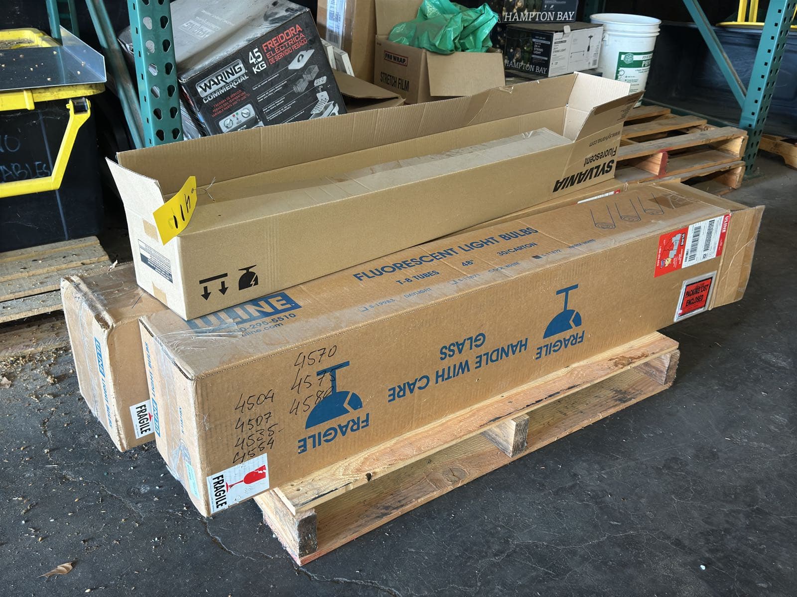 contents-of-pallet-3-boxes-of-assorted-fluorescent-light-bulbs-f16371
