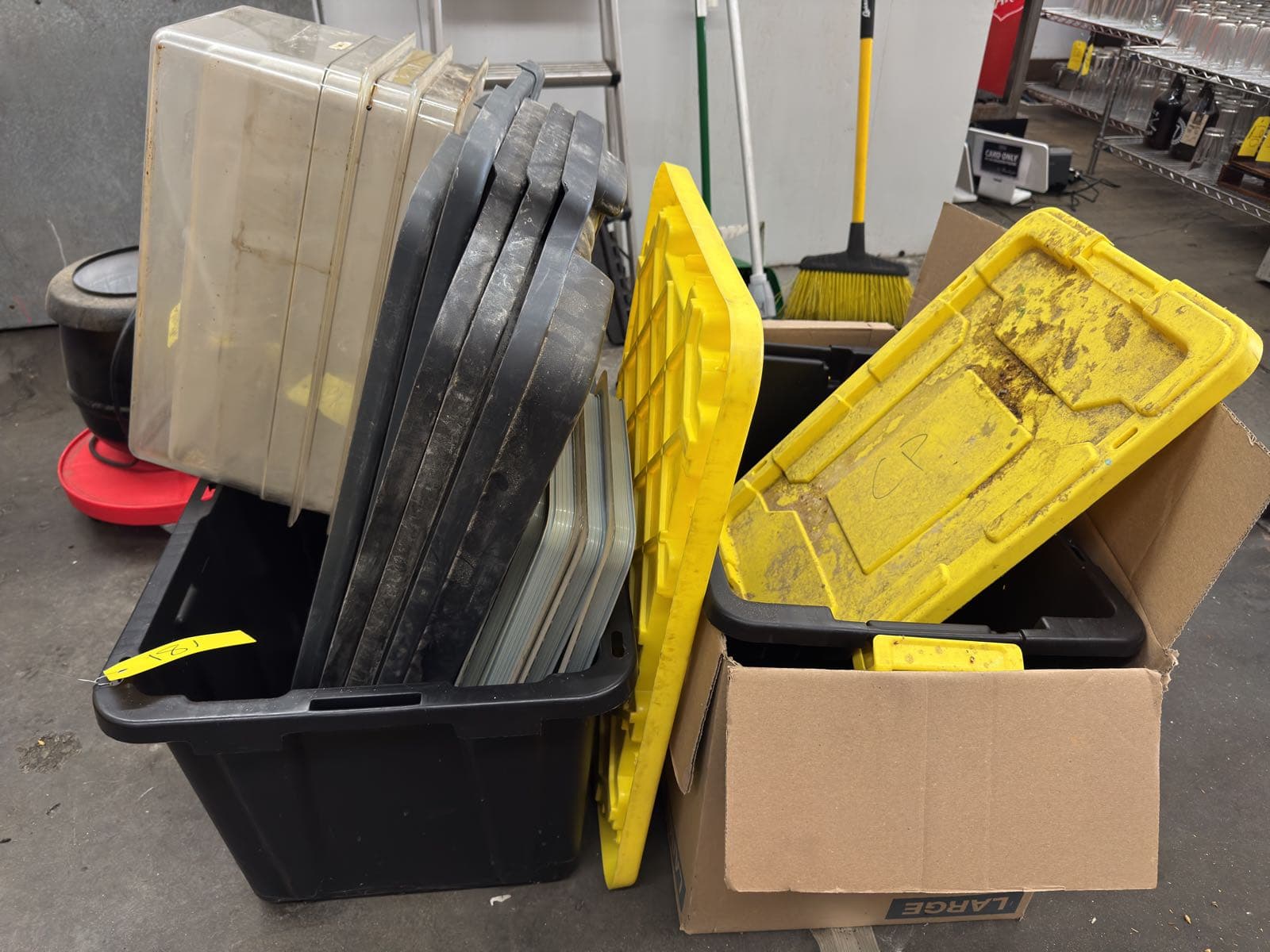 assorted-totes-lidded-cambros-and-more-ce153f