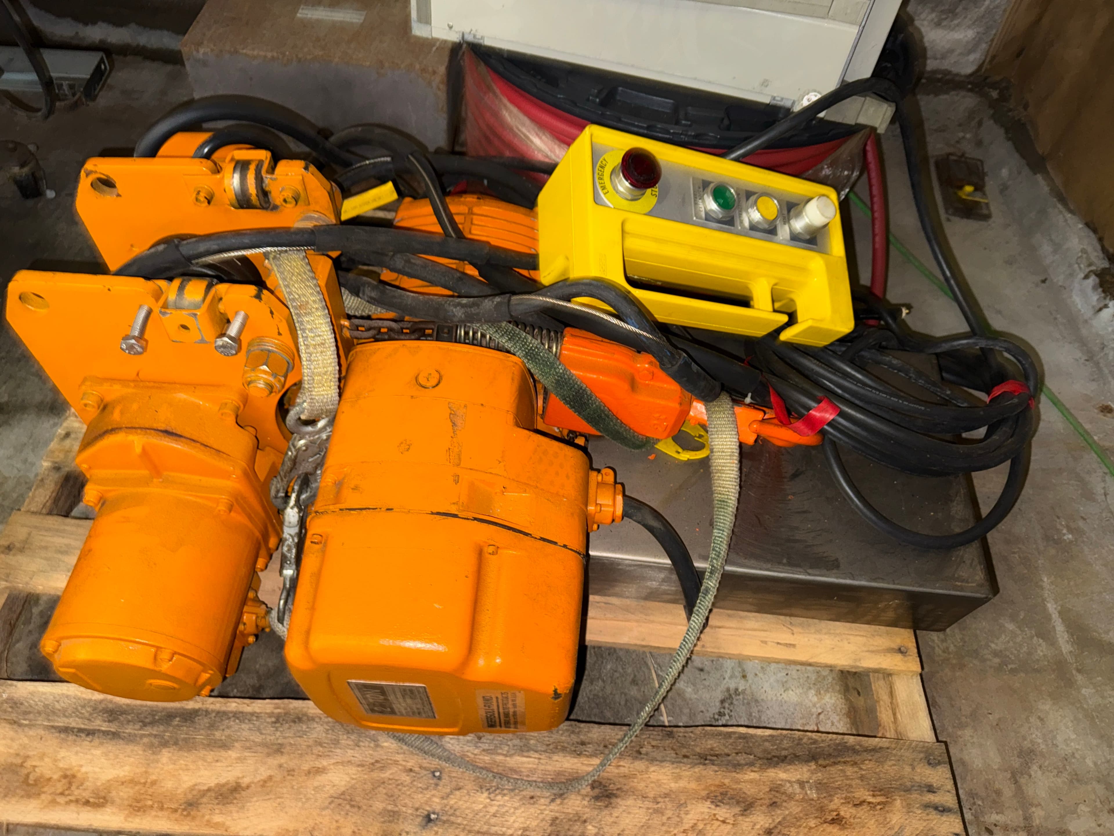 ingersoll-rand-2-ton-winch-with-traveling-trolley-f2fbe5