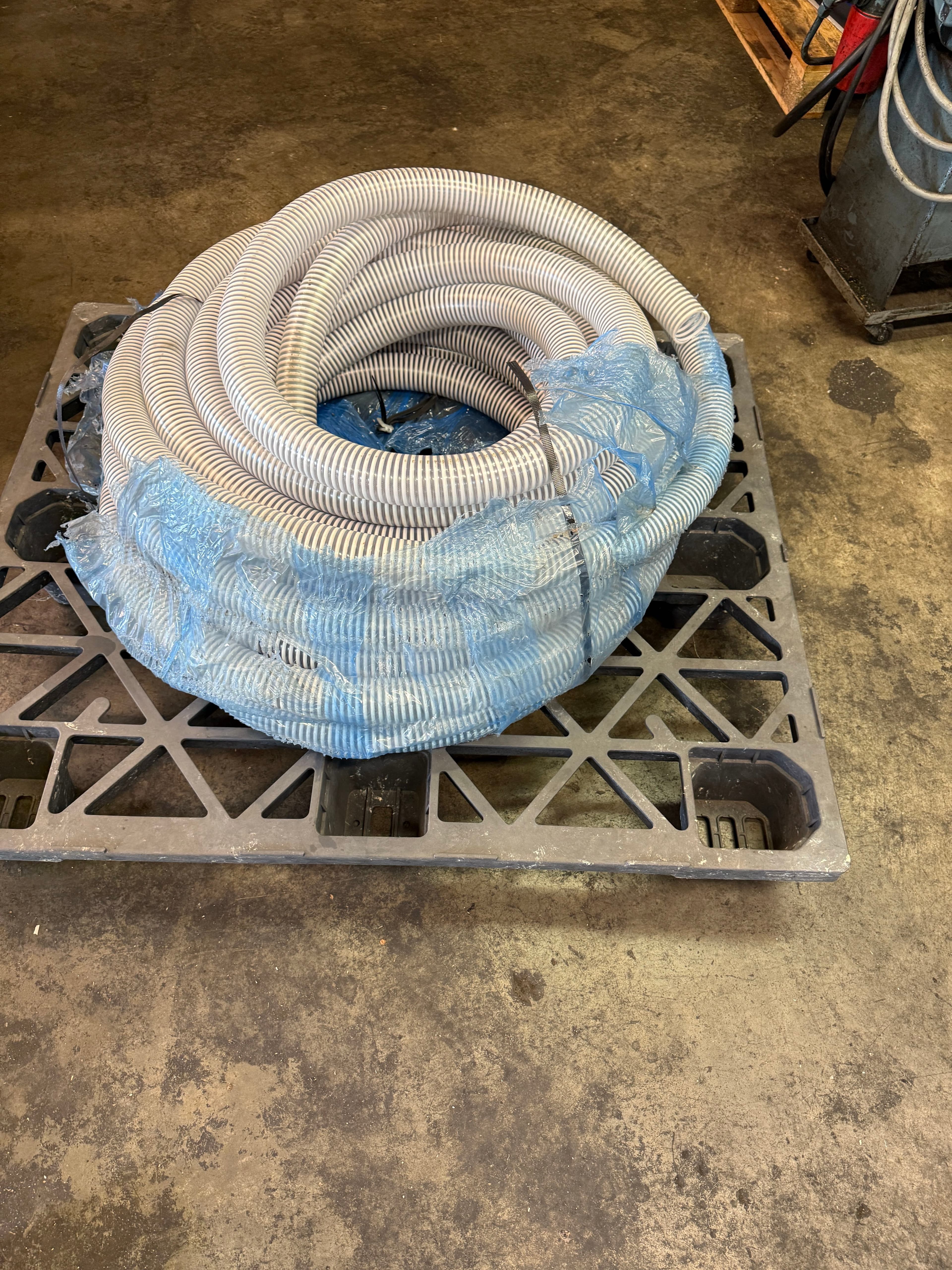 pallet-of-2-14-id-spiral-reinforced-plastic-hose-mlh1miyw
