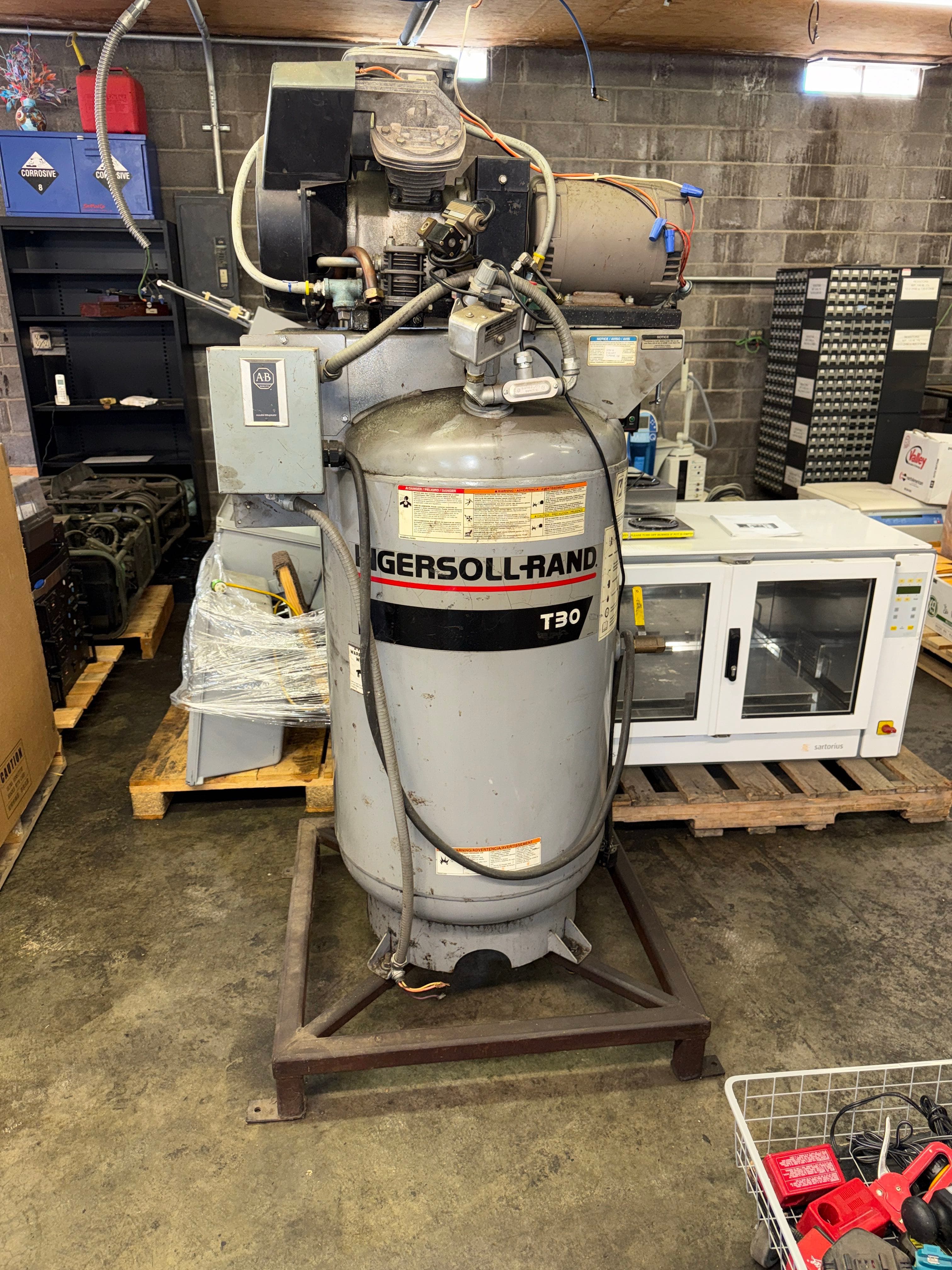 ingersoll-rand-30t-vertical-tank-and-3hp-atlas-copco-v-twin-3-ph-compressor-head-943baf