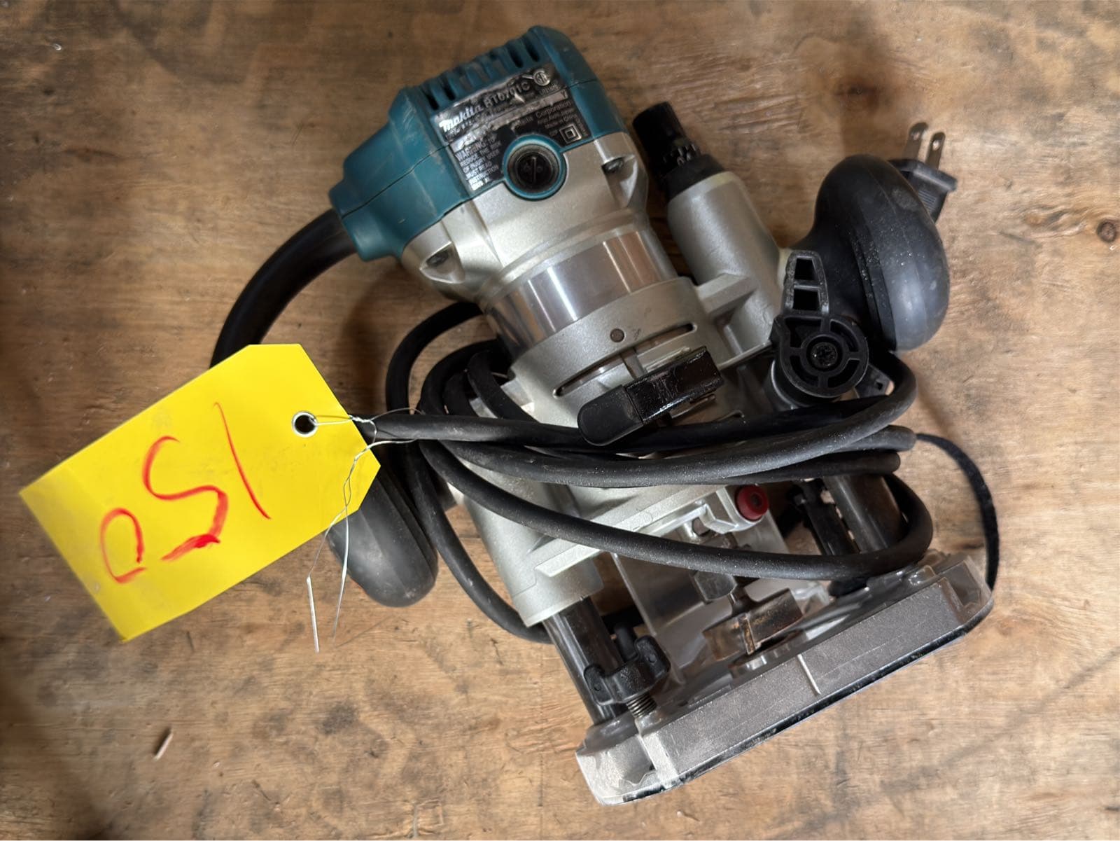 makita-rt0701c-compact-router-db6135