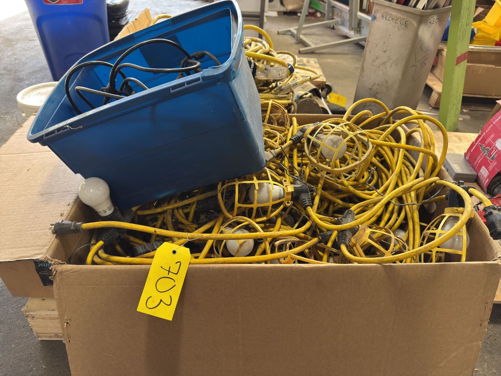 contents-of-box-assorted-outdoor-rope-lighting-b0838b