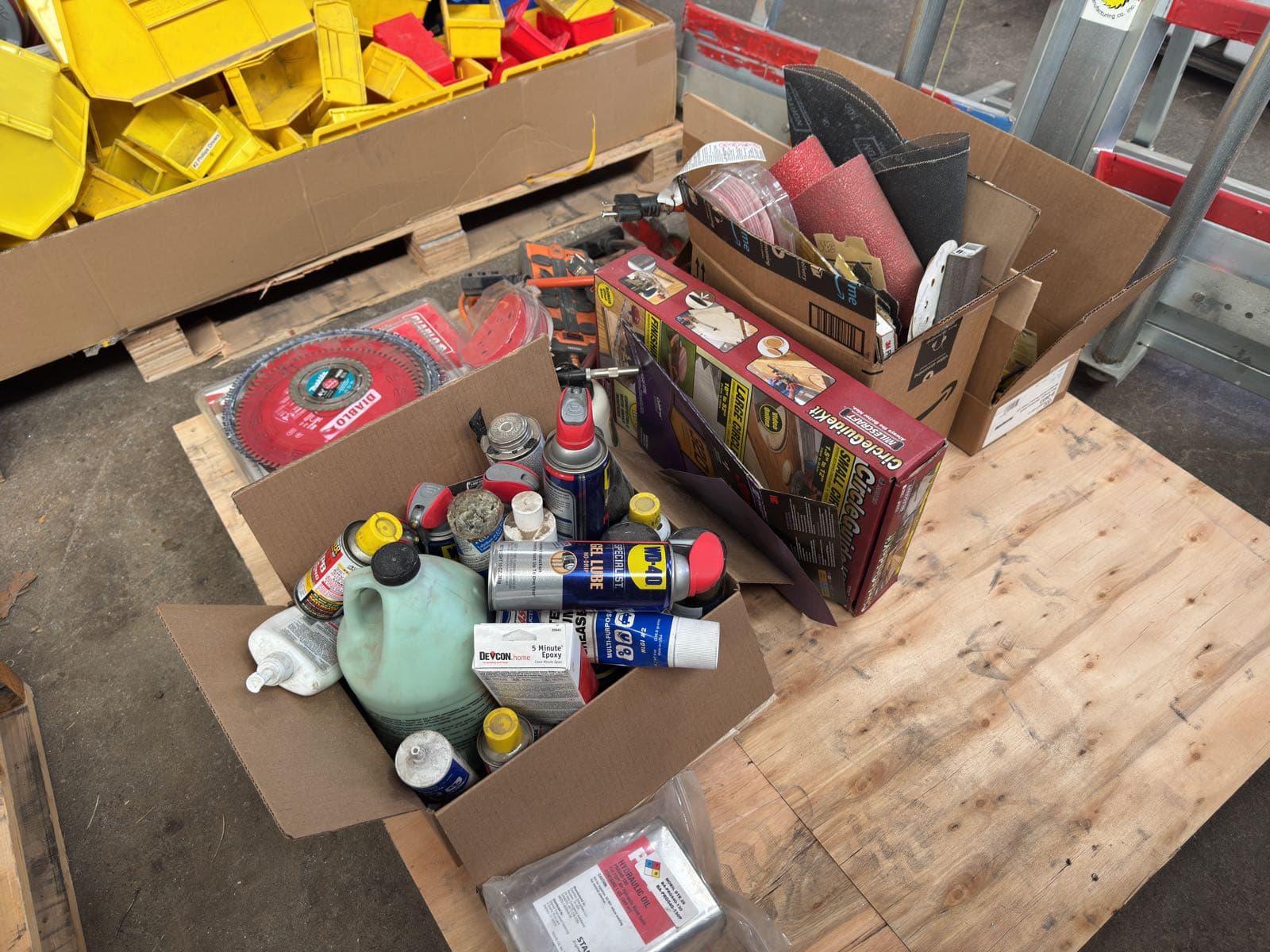 contents-of-pallet-saw-blades-power-outlets-mini-vice-and-sanding-paper-ml1efsj2