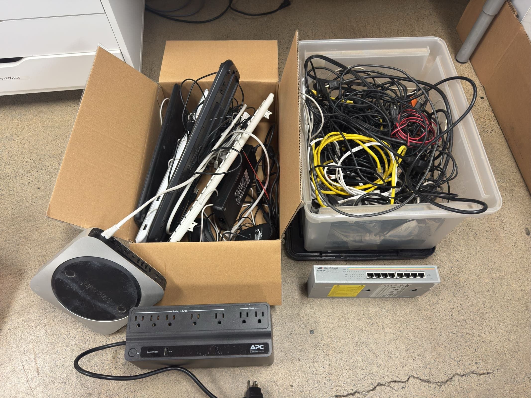 surge-protector-misc-computer-keyboards-mouse-and-cords-mlli5jjh