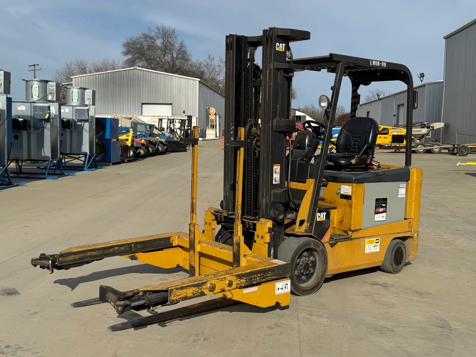 cat-e6000-ac-5100-lb-capacity-electric-forklift-with-liftmaster-dumper-attachment-b75ceb