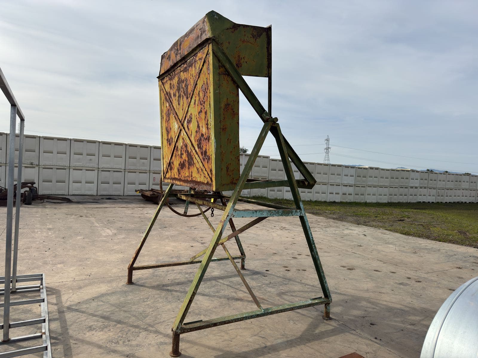 manual-dump-bin-on-stand-mle7cdwm