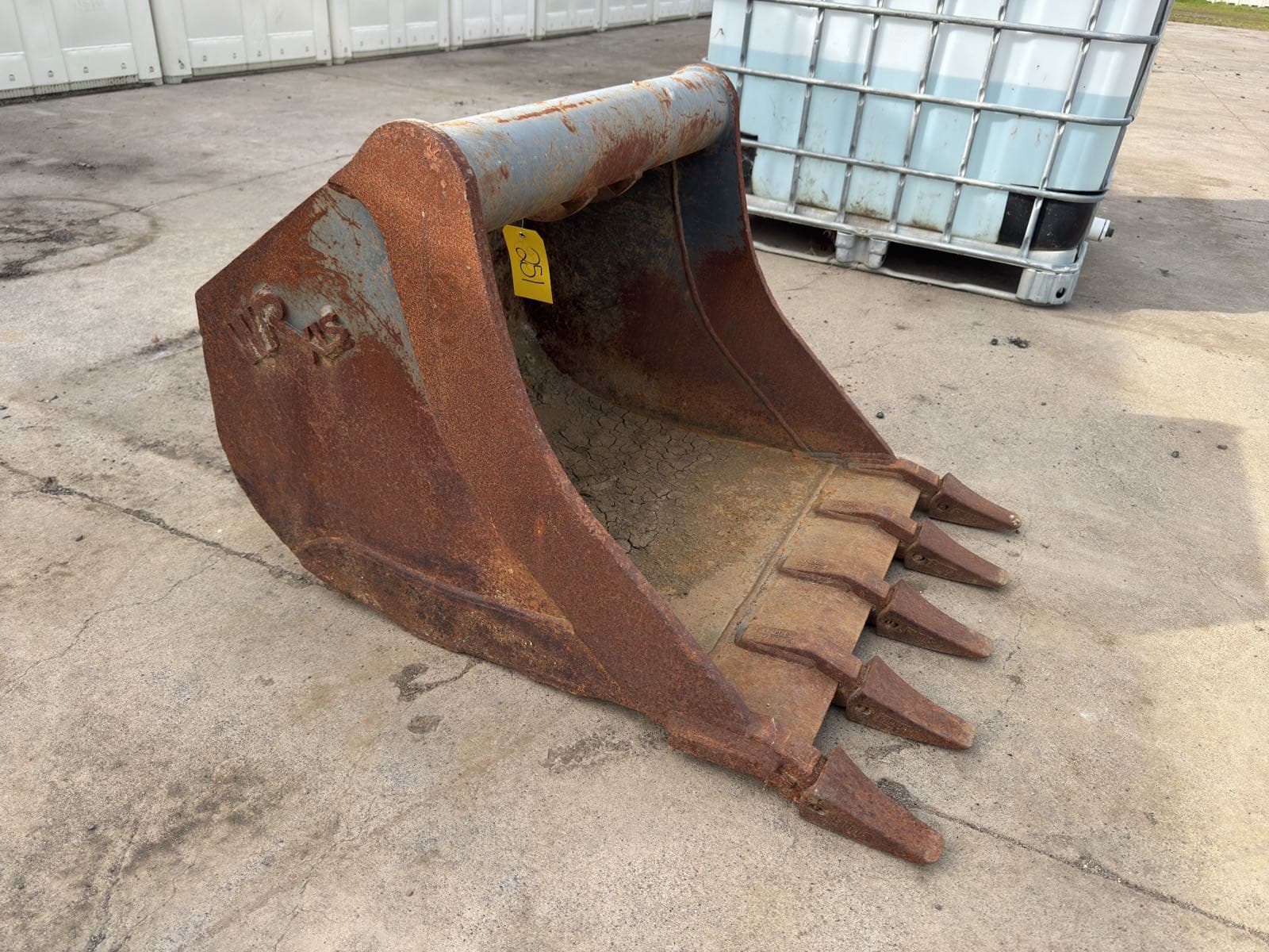 central-fabricators-wr-xls-hd1-5-tooth-38x22x36-excavator-bucket-mlda9k71
