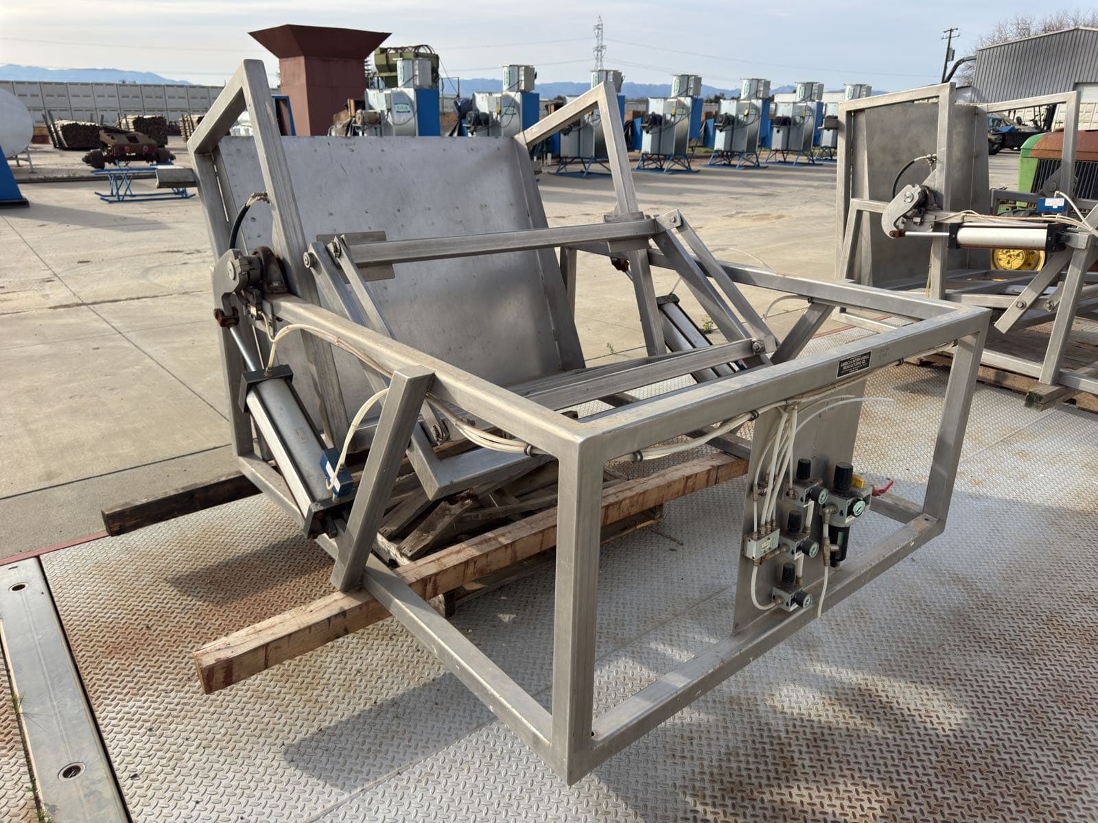 american-international-manufacturing-hydraulic-pivot-dumper-mld19f1q