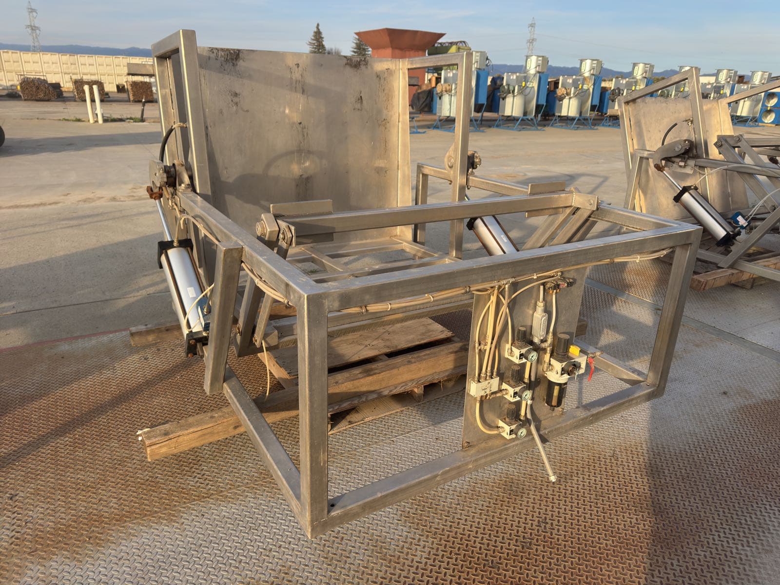 american-international-manufacturing-hydraulic-pivot-dumper-779f4a