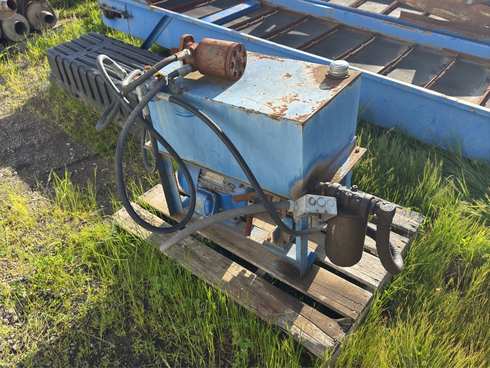 tank-with-pump-3214c2