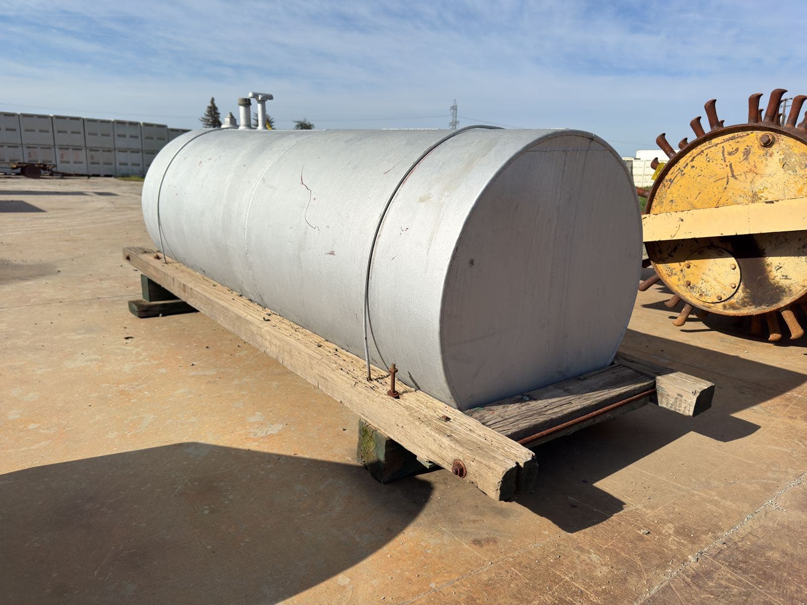 9-steel-storage-tank-with-wood-frame-ml781xey
