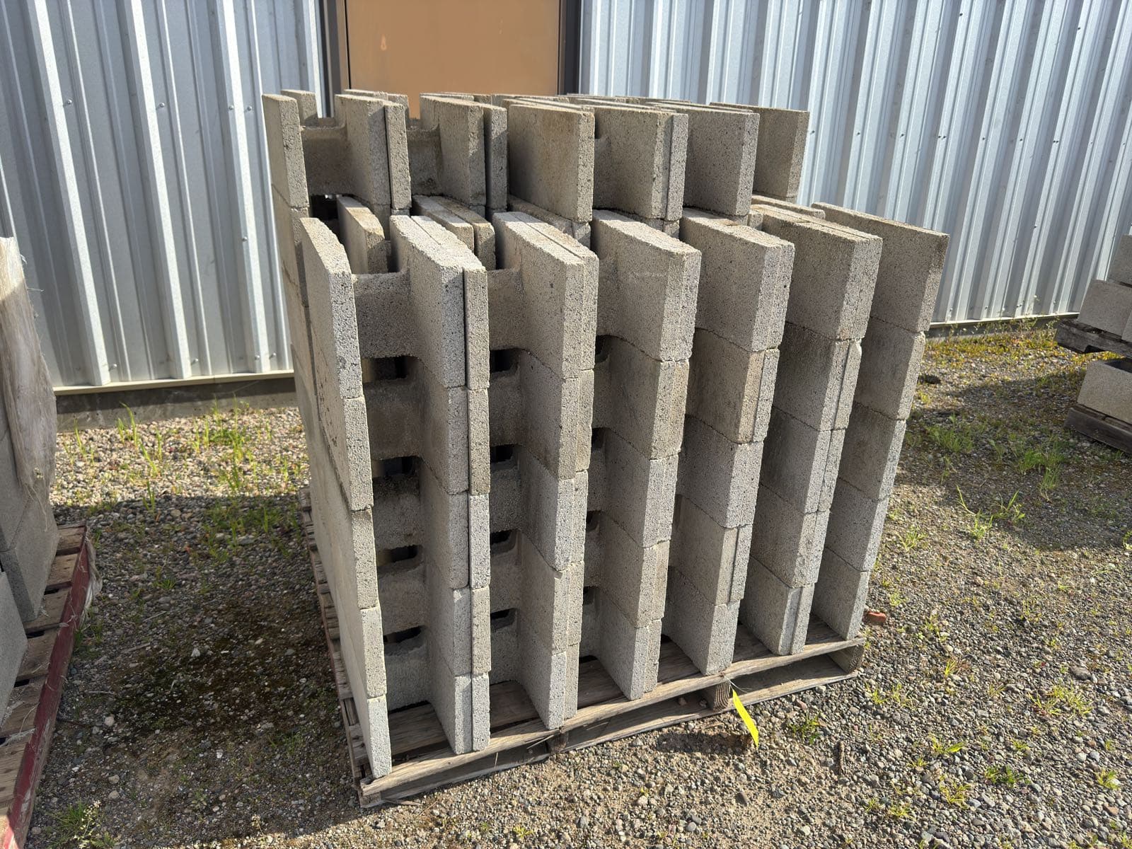 1-pallet-of-concrete-blocks-mle9hwus
