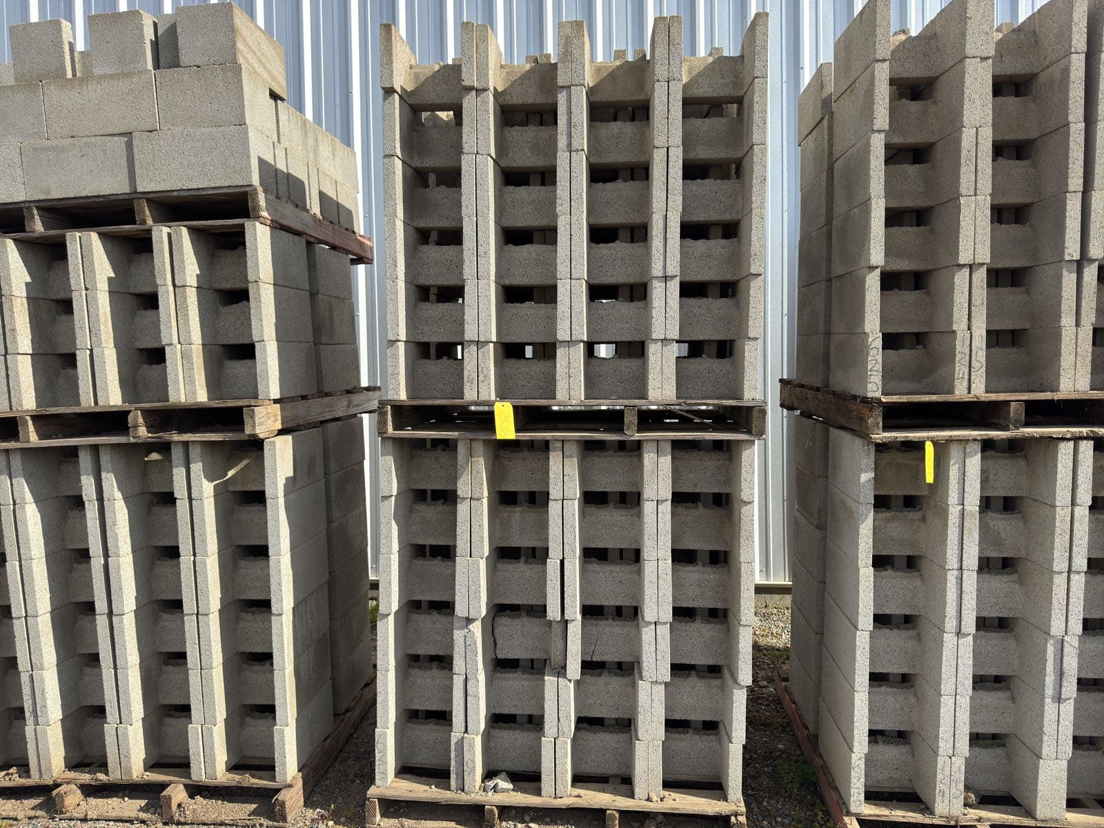 2-pallets-of-concrete-blocks-mle9jyfz