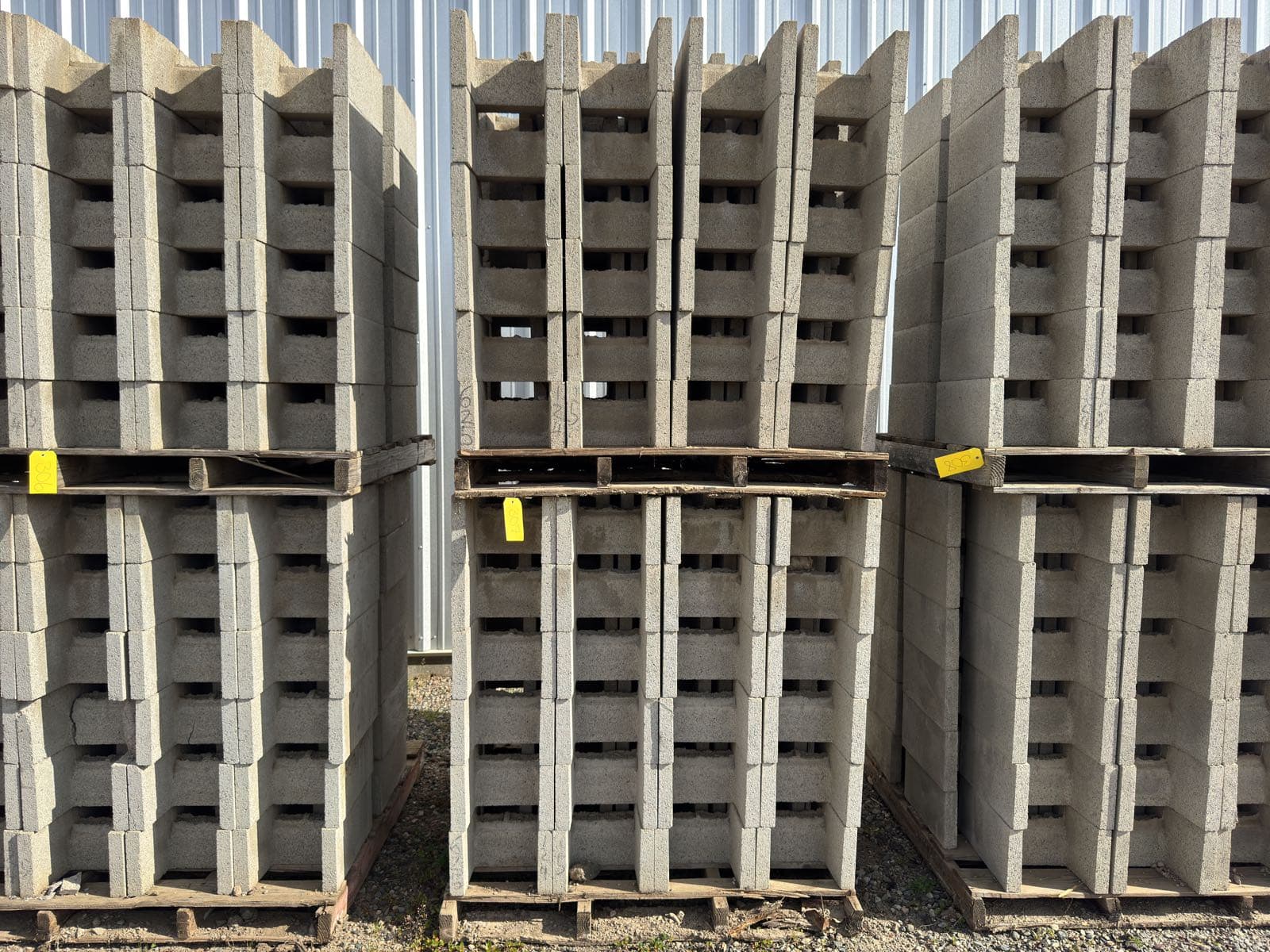 2-pallets-of-concrete-blocks-mle9k4uf