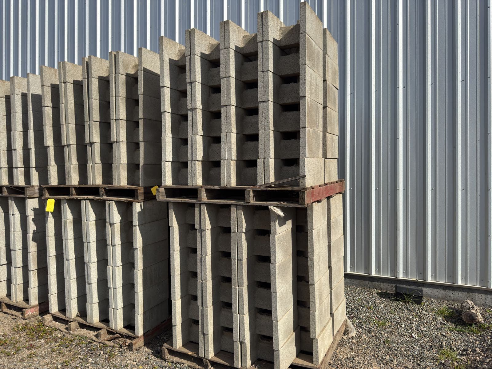 2-pallets-of-concrete-blocks-mle9kfcs
