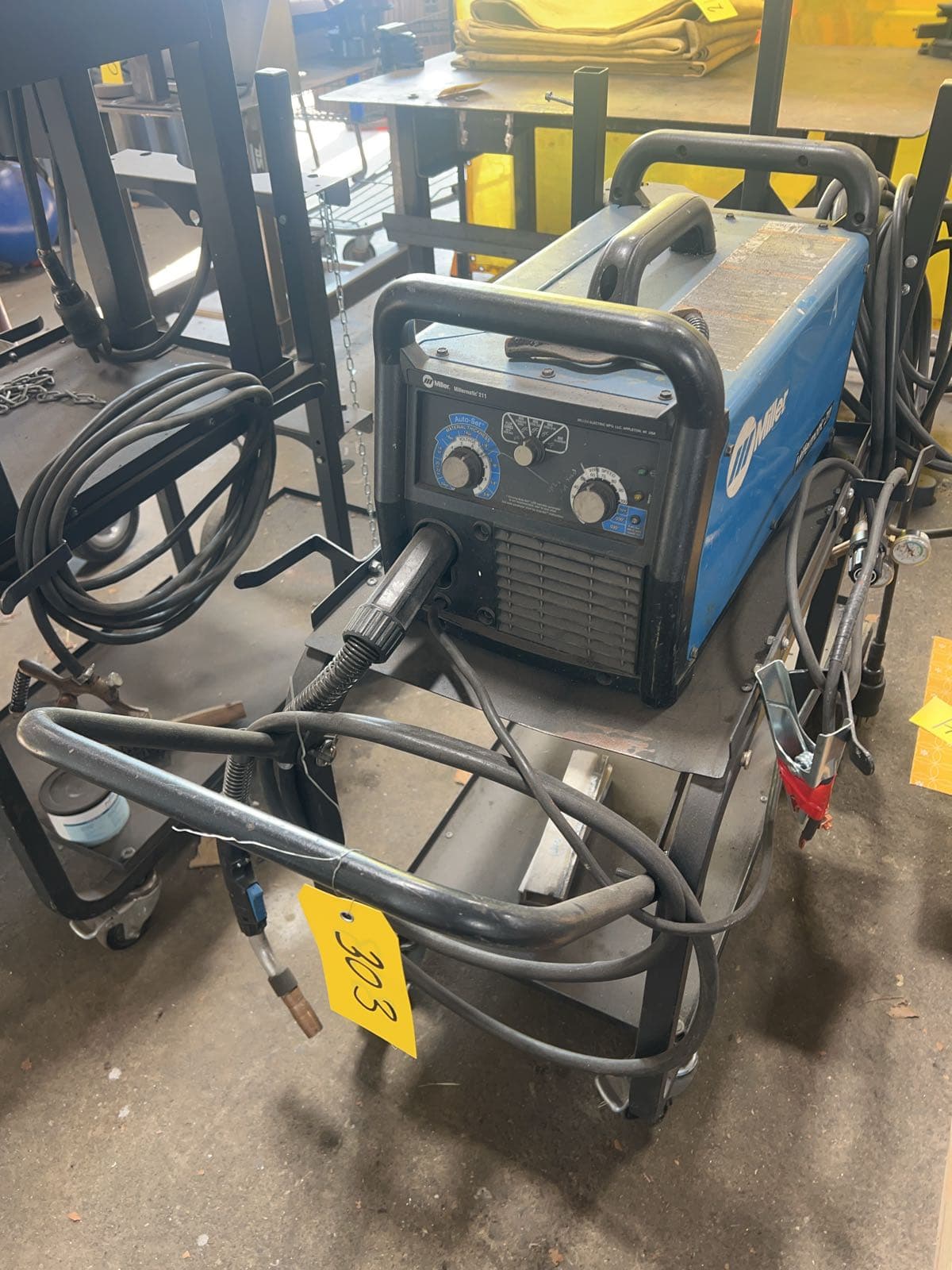 millermatic-211-welder-cart-and-regulator-c2a216