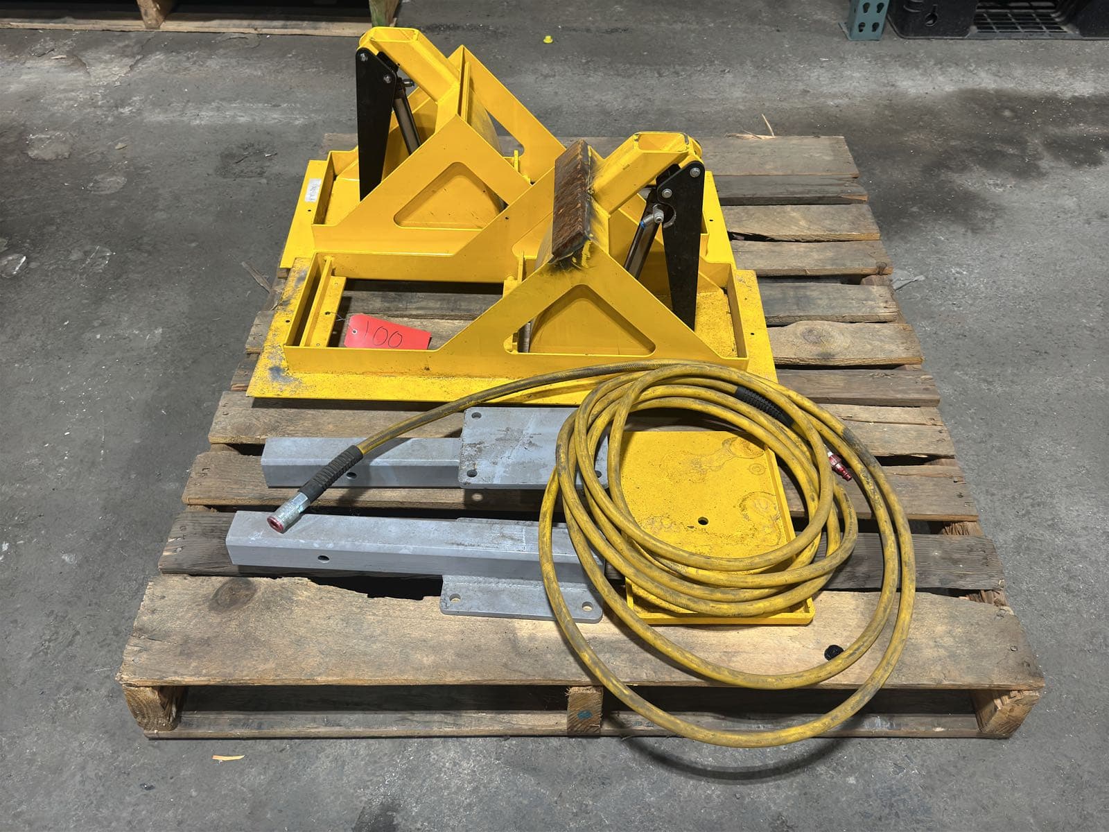 contents-of-pallet-2-hydraulic-frames-other-steel-components-and-1-pneumatic-hose-523dde