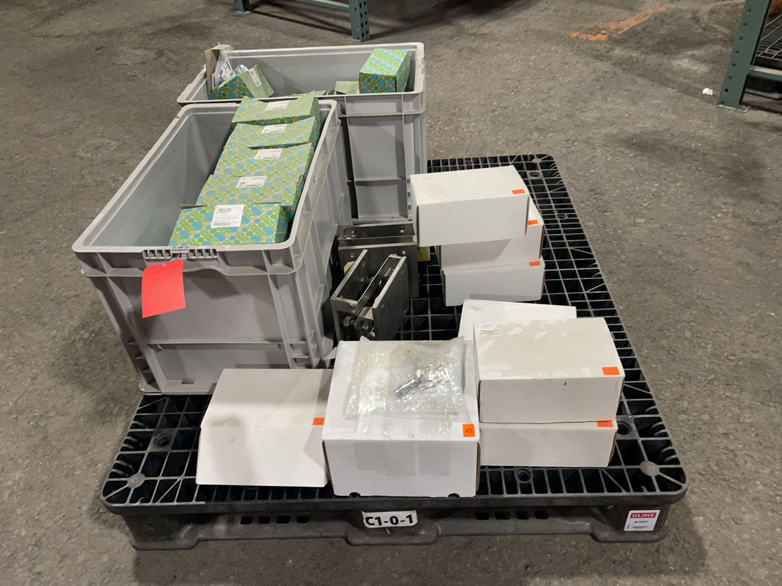 pallet-of-assorted-contents-magnets-plactix-holders-cd302f