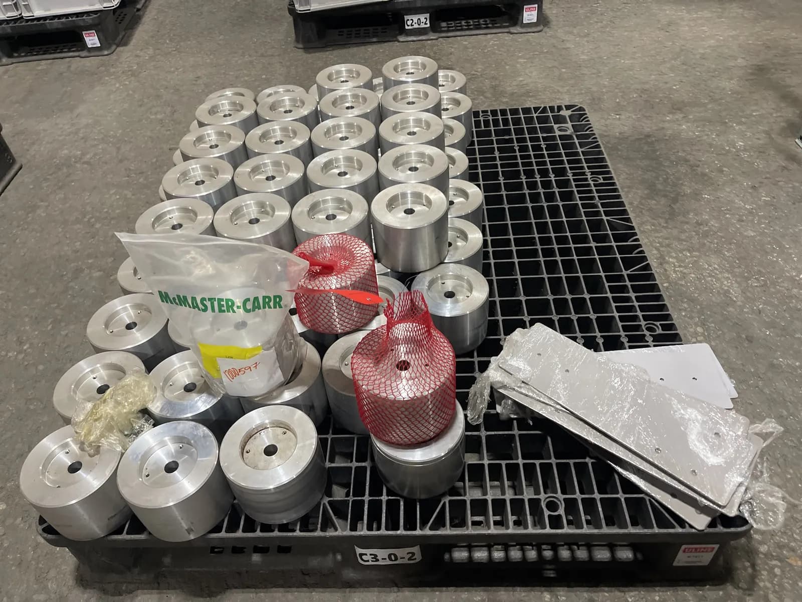 pallet-of-assorted-aluminum-cylinders-d24244