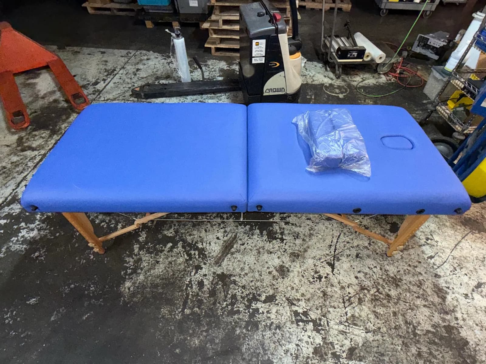 portable-folding-massage-table-with-pillow-6767b6