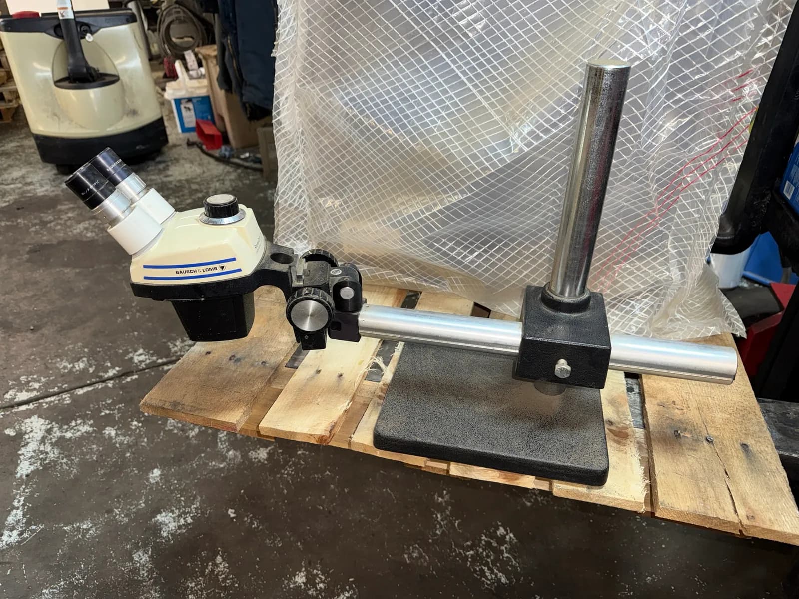 bausch-and-lomb-stero-zoom-4-microscope-on-stand-60dc8d