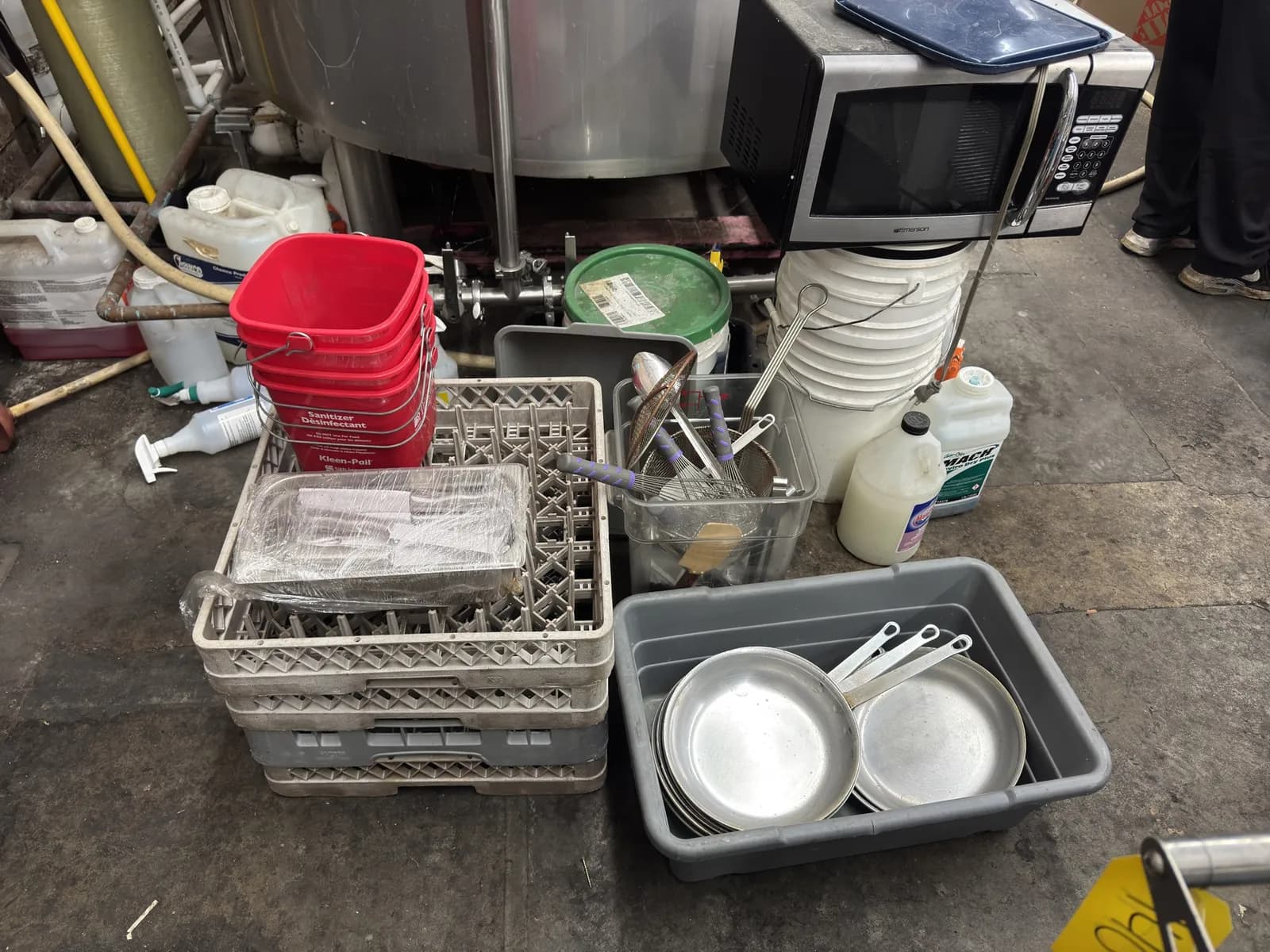 bulk-lot-microwave-cooking-utensils-cleaning-supply-and-more-mlrb94jo