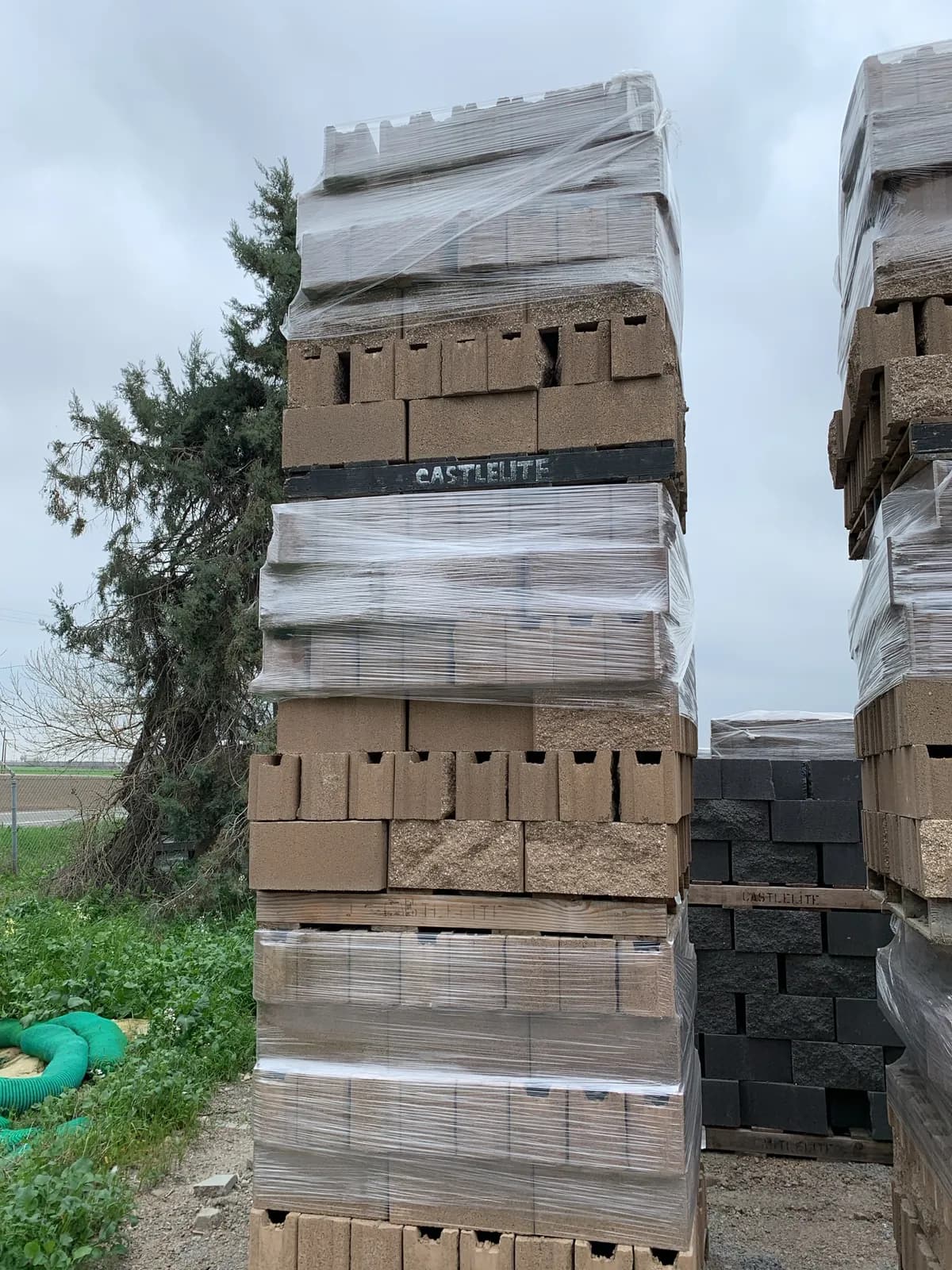 3-pallets-of-6x8x16-split-face-one-side-fence-block-tan-c2ac76