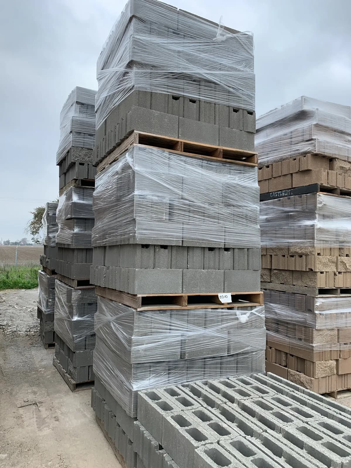 35-pallets-of-6x8x16-split-face-one-side-fence-block-gray-44801c