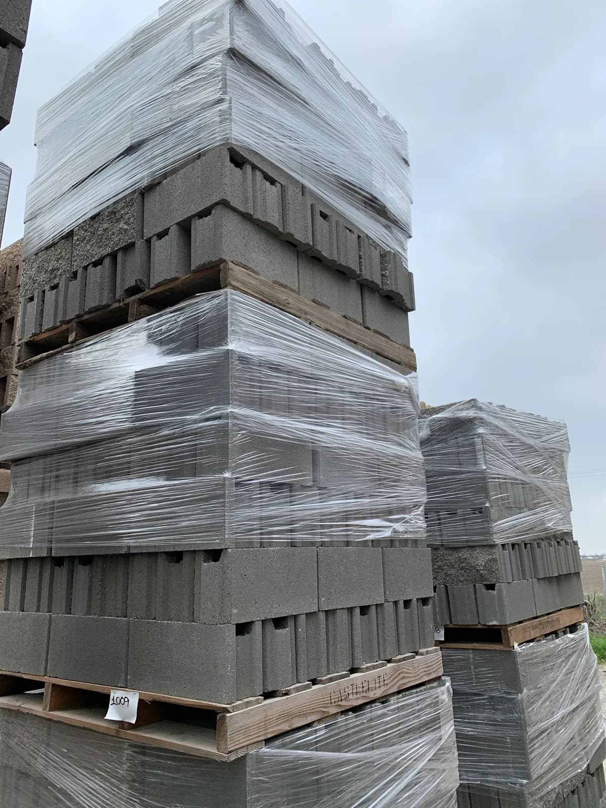 3-pallets-of-6x8x16-split-face-one-side-fence-block-gray-1d43bc