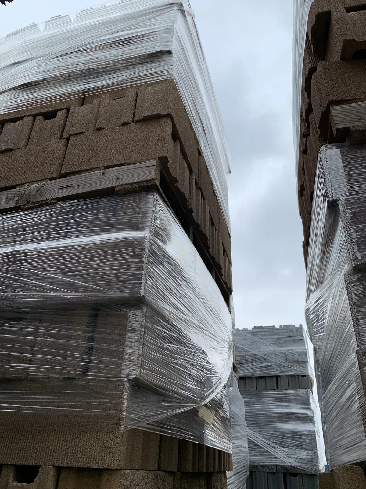 3-pallets-of-6x8x16-split-face-comb-face-fence-block-tan-e8e963