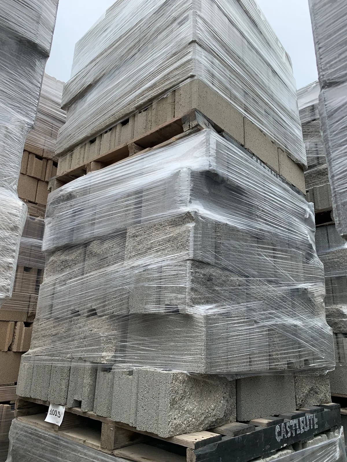 3-pallets-of-6x8x16-split-face-comb-face-fence-block-gray-900151