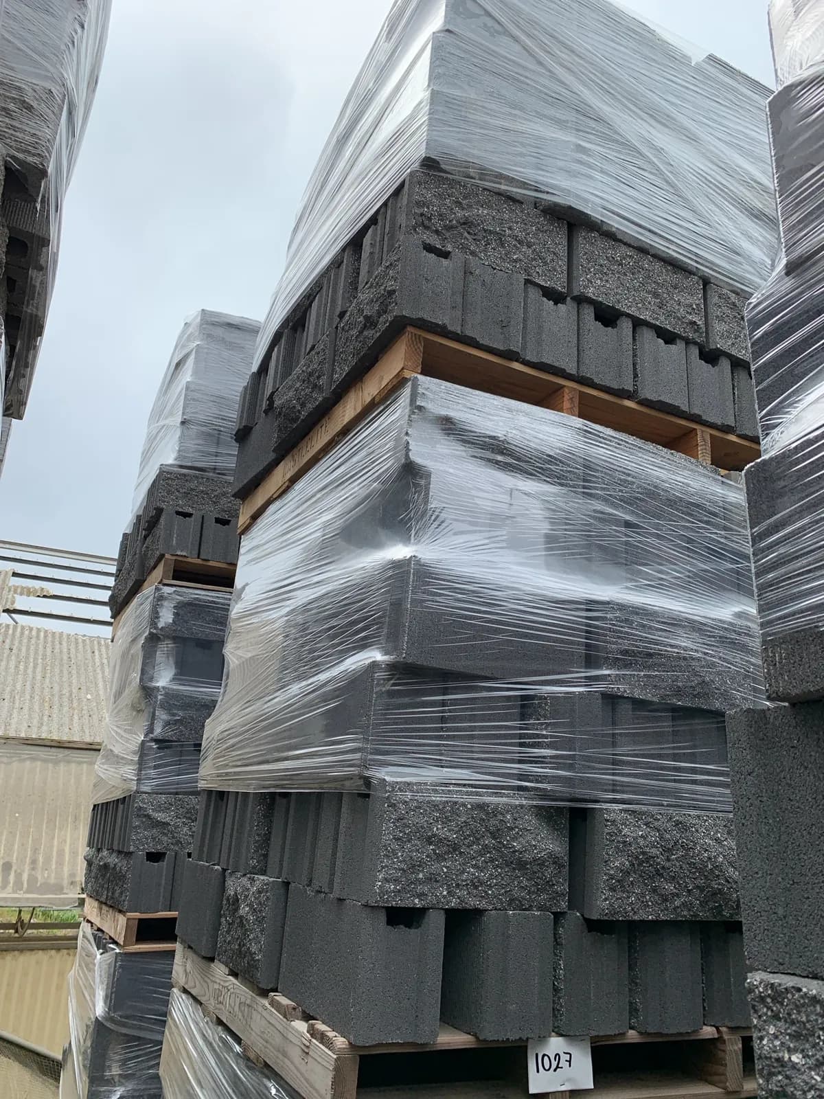 3-pallets-of-6x8x16-split-face-comb-face-fence-block-charcoal-5322d0