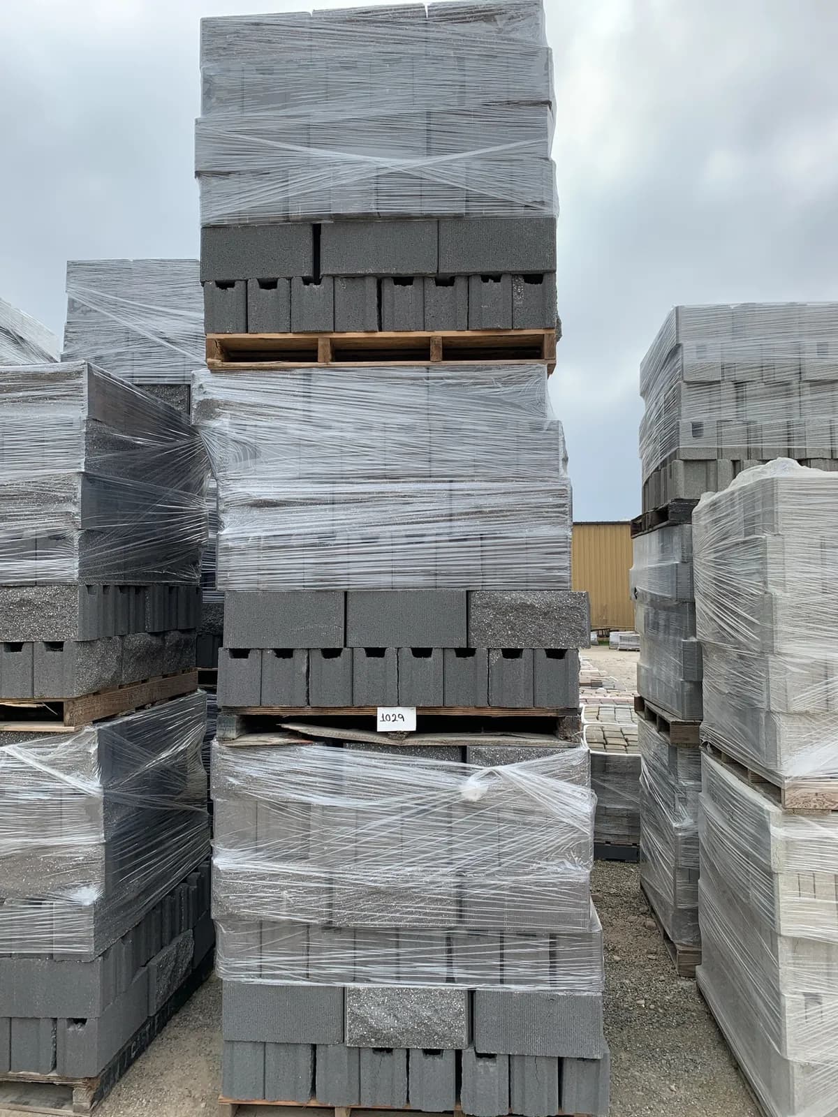 3-pallets-of-6x8x16-split-face-comb-face-fence-block-charcoal-795ebb