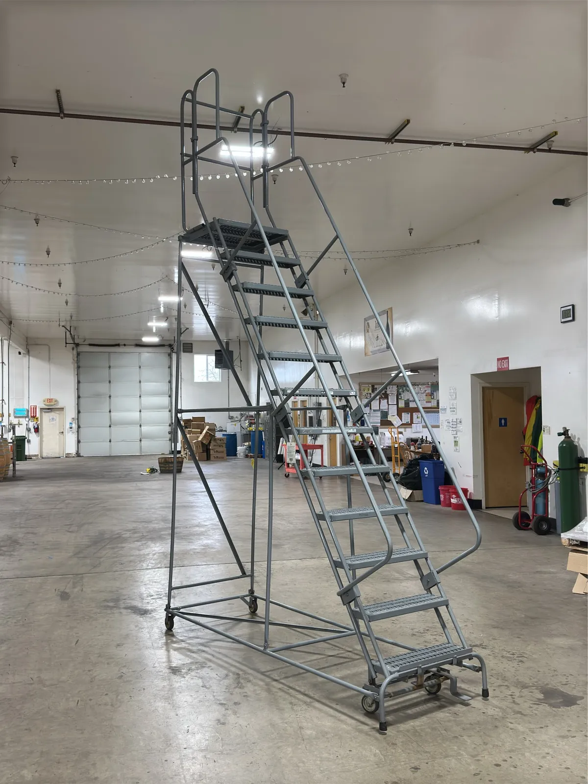 uline-12-warehouse-ladder-e23704