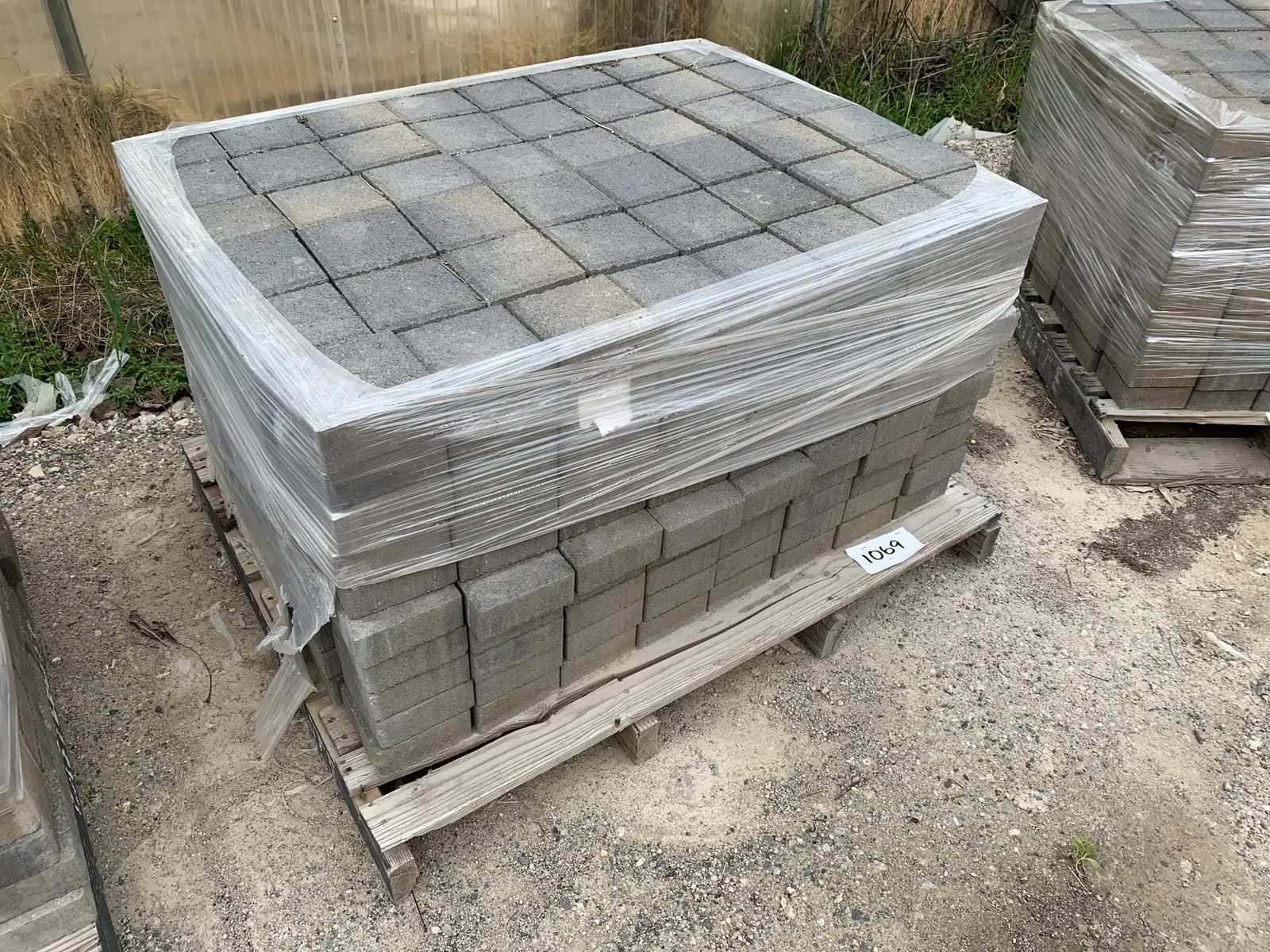 1-pallet-of-castle-stone-tahoe-blend-square-pavers-e23781