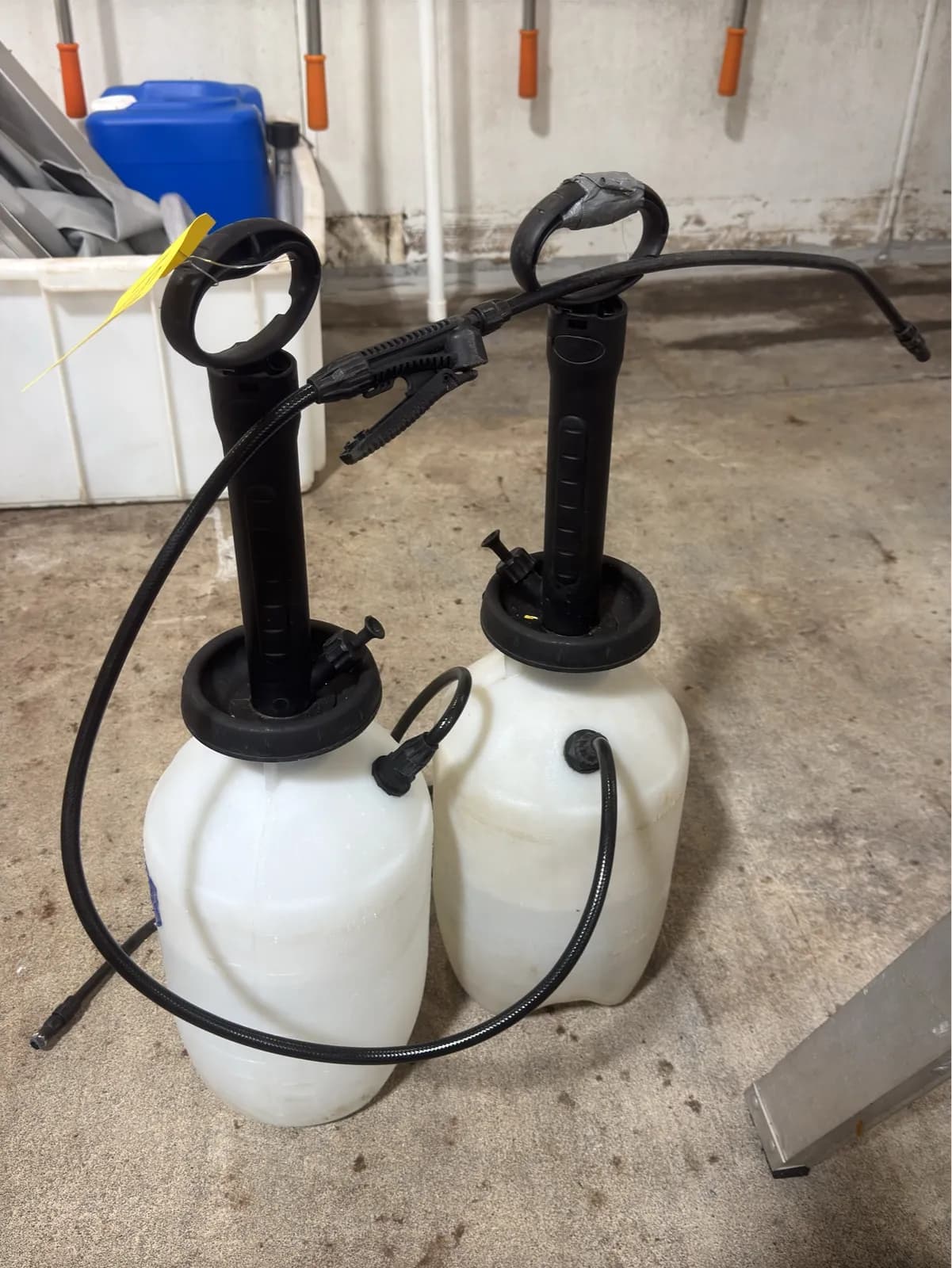 2-portable-sprayers-779dee