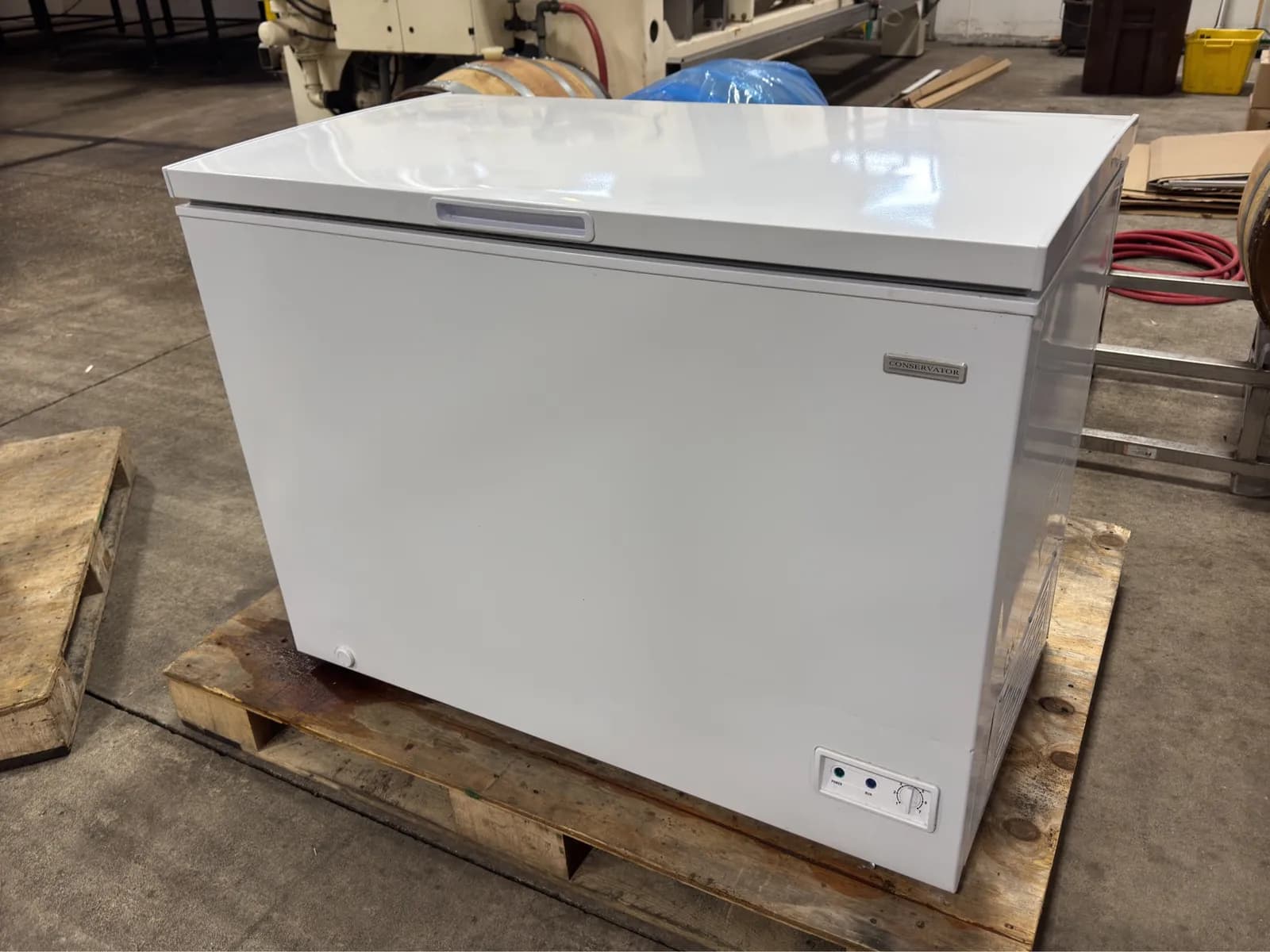 conservator-custom-neck-chilling-freezer-004e01