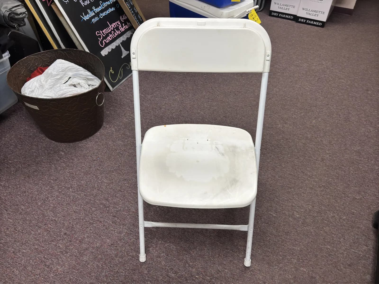 45-white-folding-chairs-6f4646-3