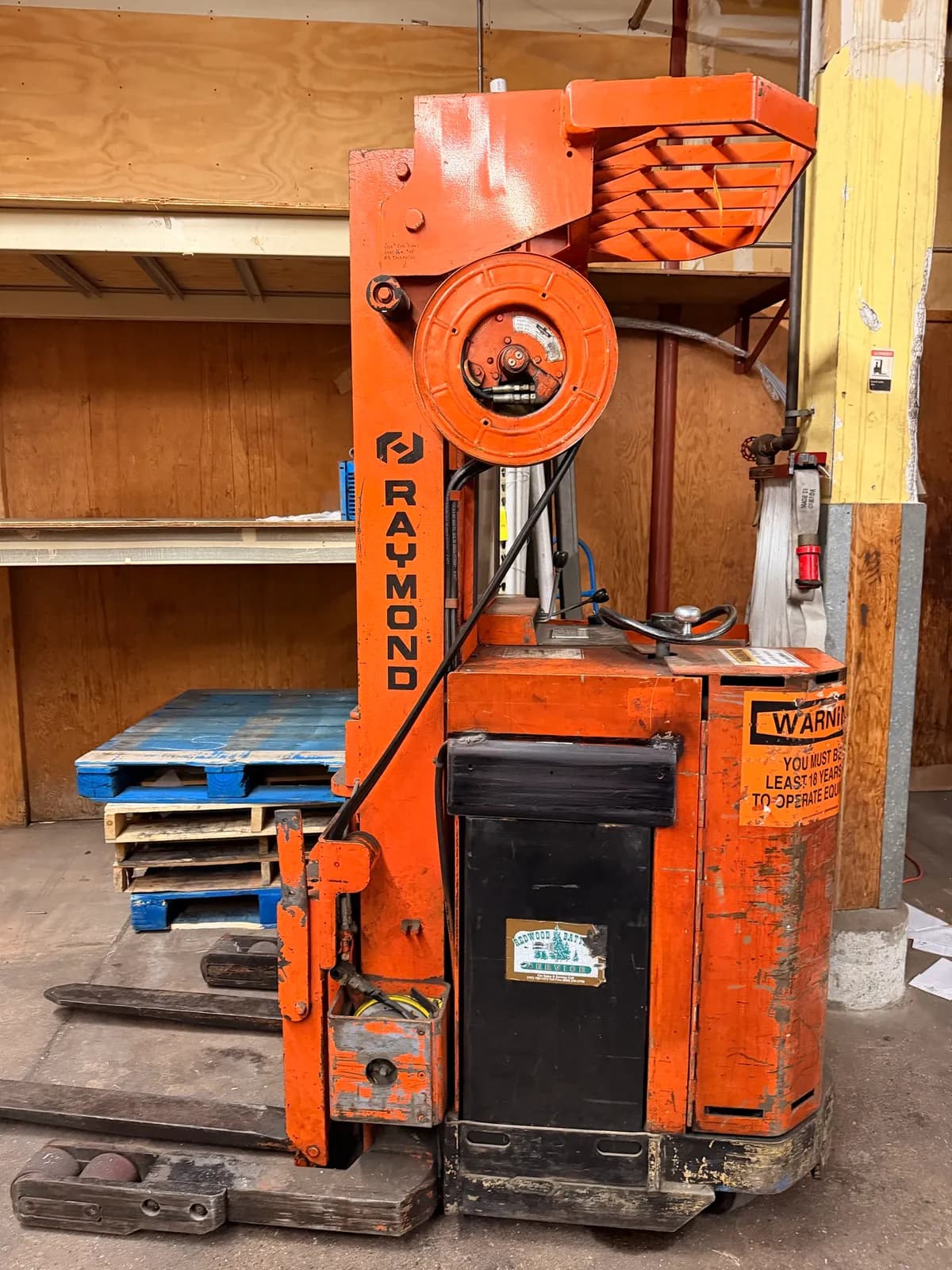 forklift-with-charger-a561ef