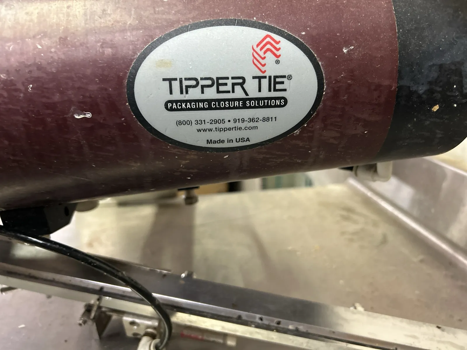 table-with-packing-sealer-mlpuq9j2