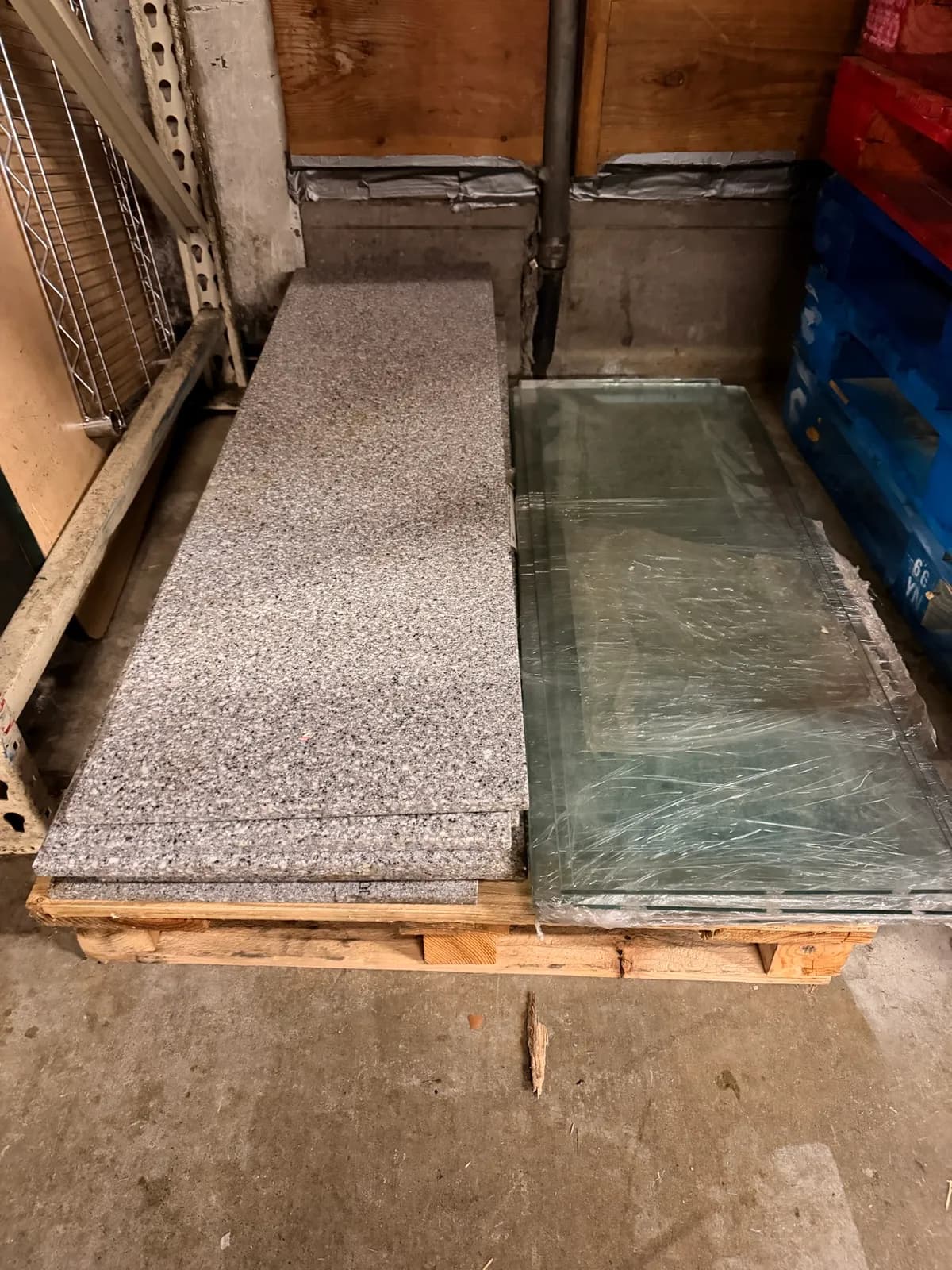 marble-sheets-and-glass-shelves-3116de