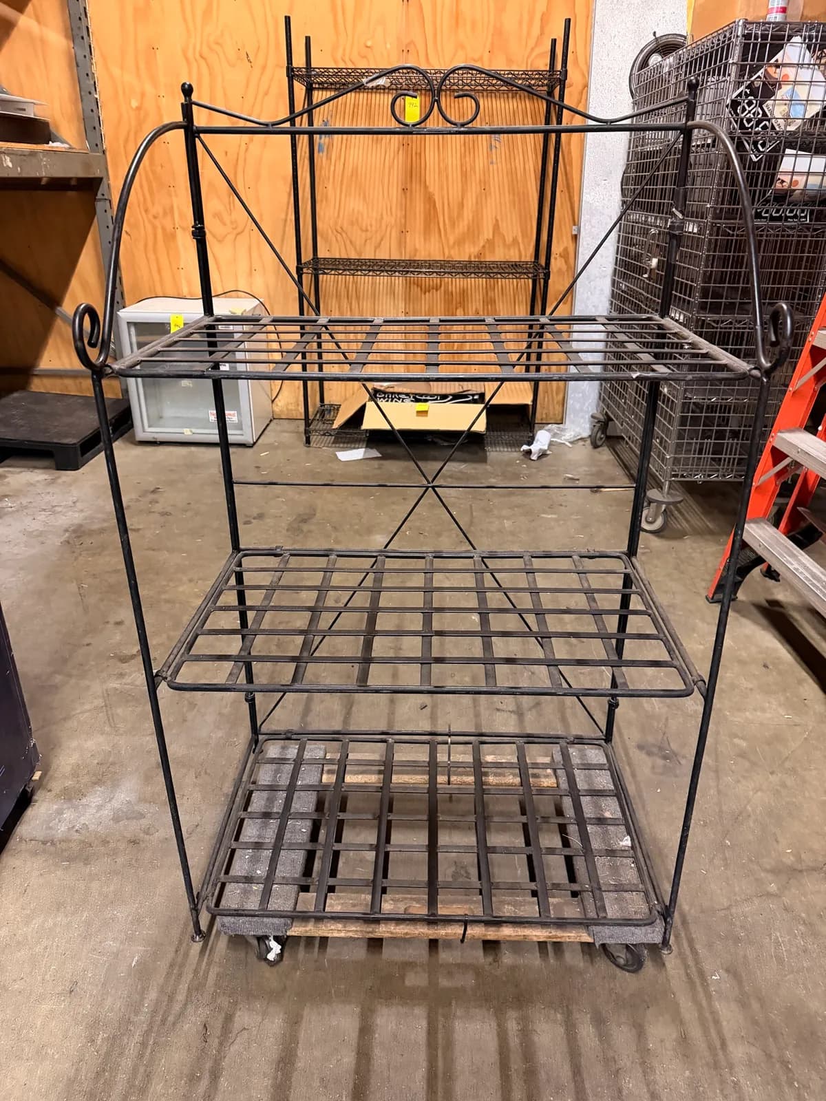 metal-display-on-wheels-mlqwqyfw